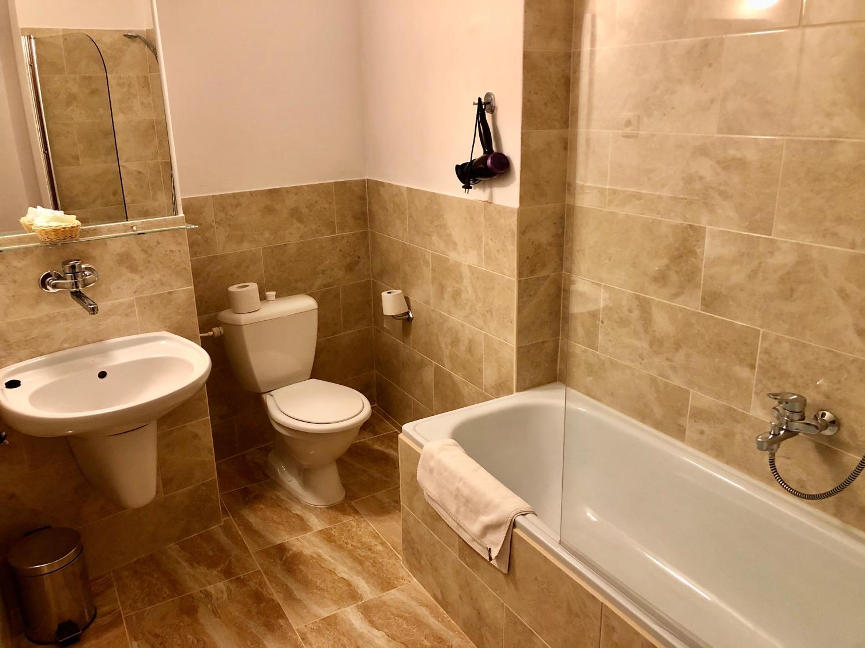 Standard Double Room with 2 Extra Beds - Photo 9