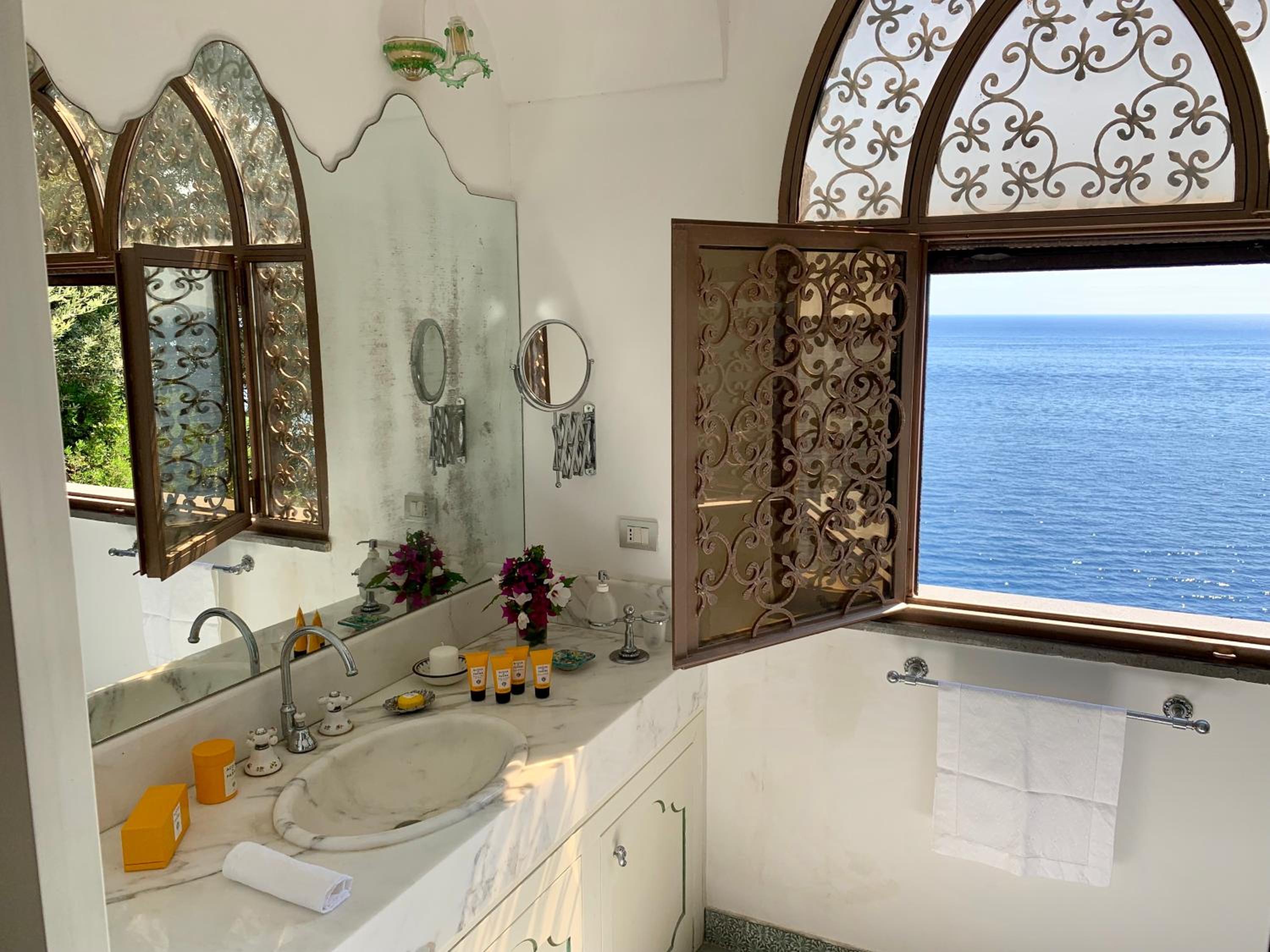 Deluxe Double Room with Sea View - Photo 8