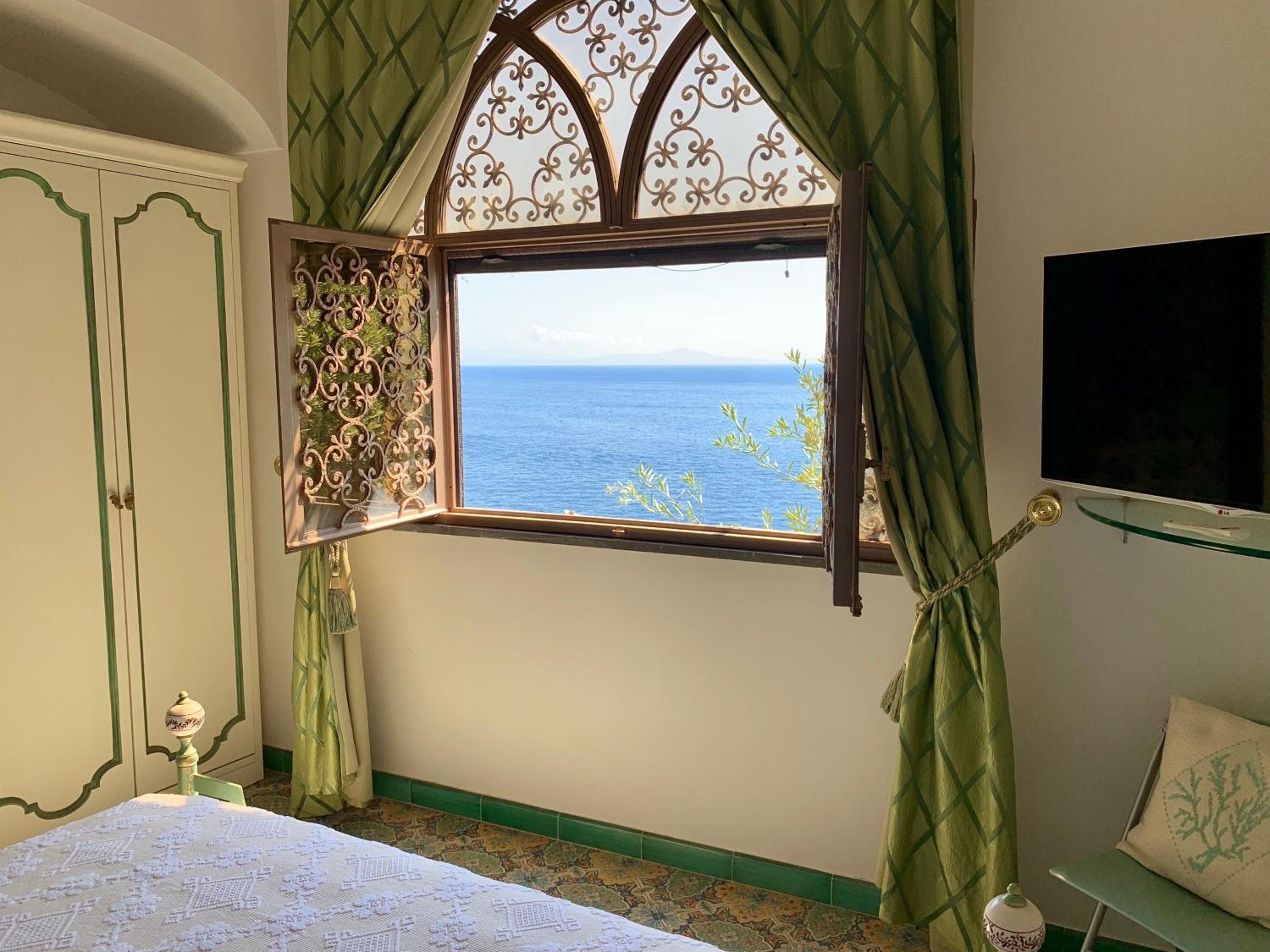 Deluxe Double Room with Sea View - Photo 10