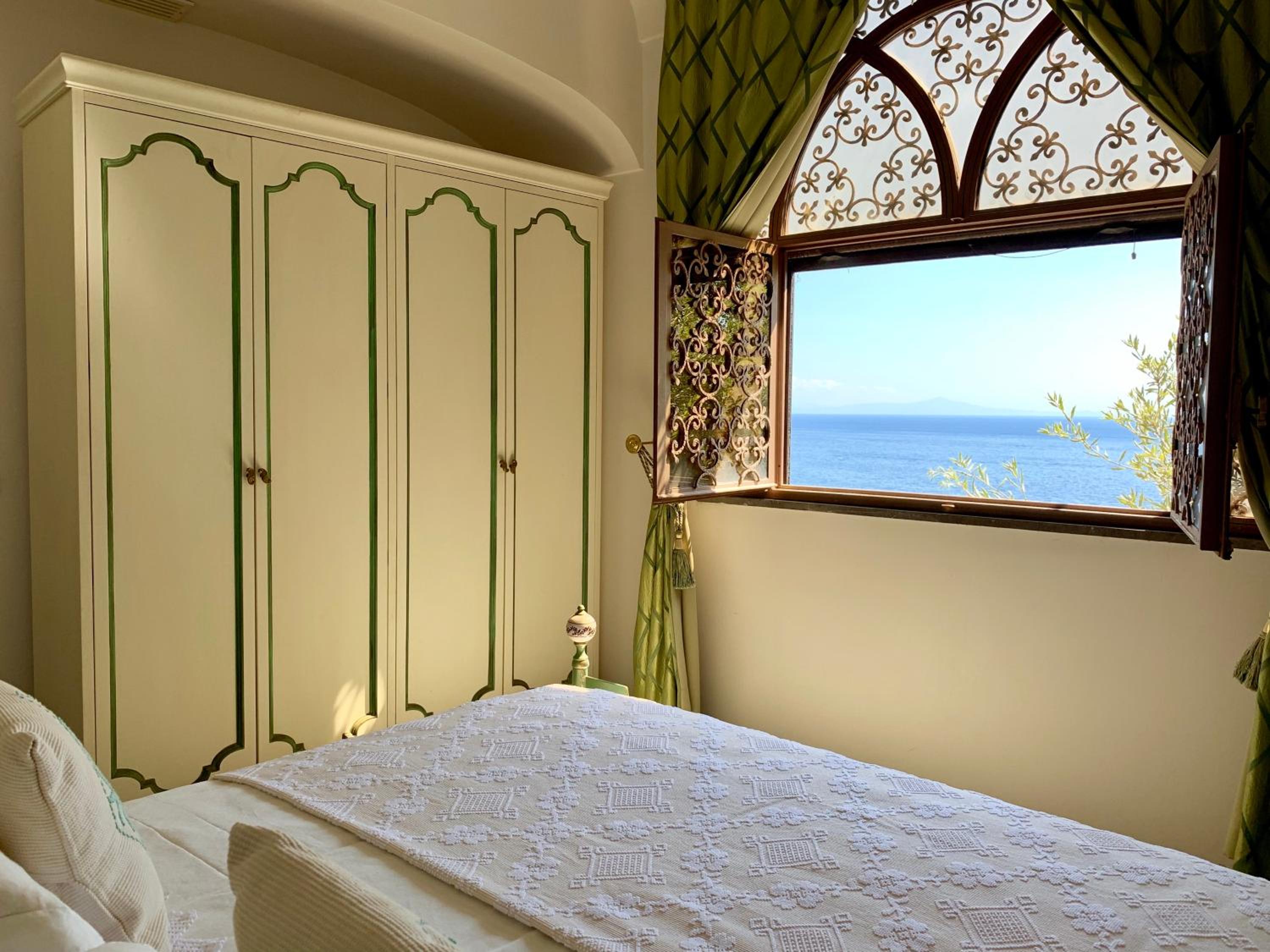 Deluxe Double Room with Sea View - Photo 9