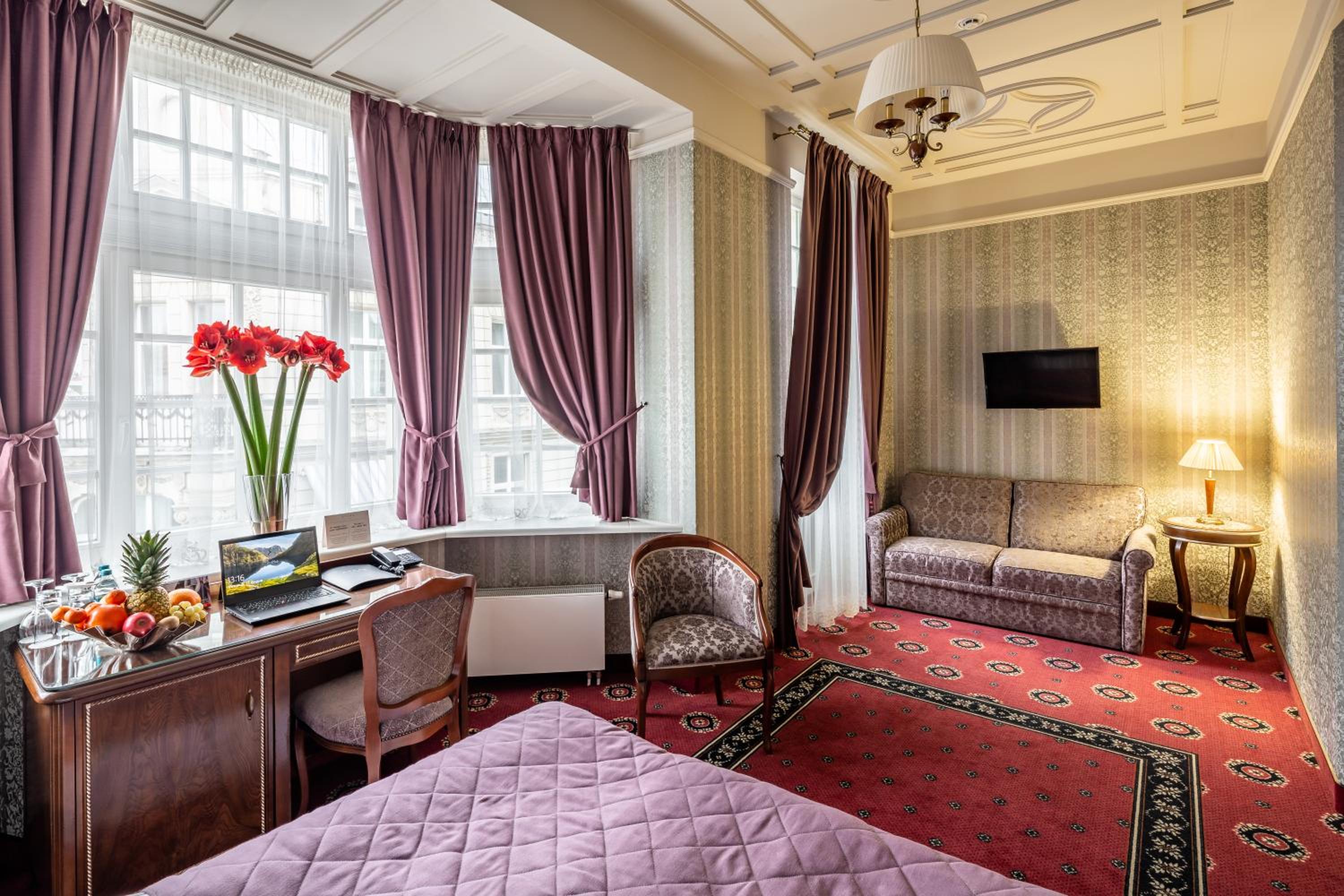 Deluxe Double Room with Balcony photo 2