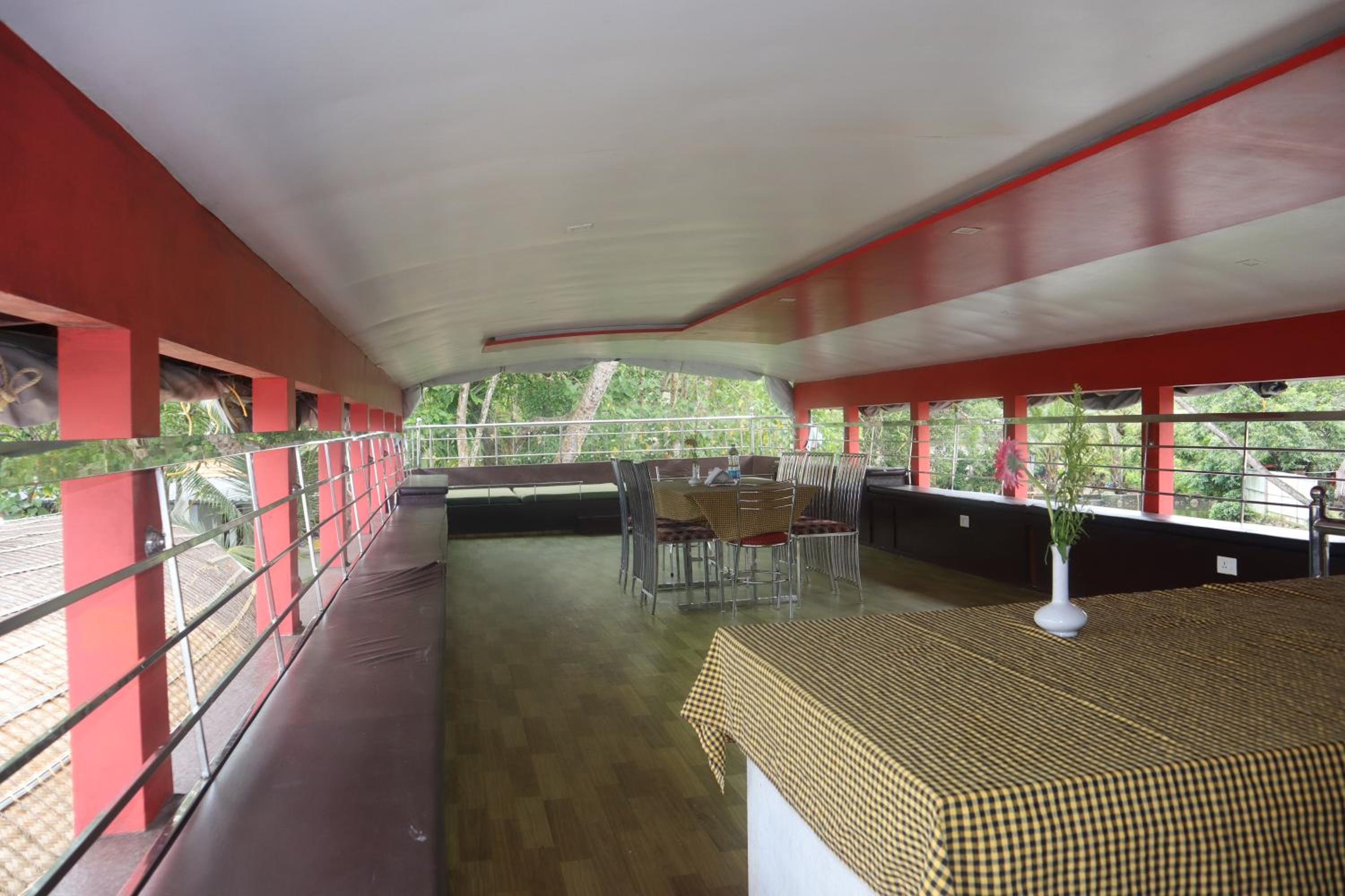 Four-Bedroom Houseboat - Photo 35