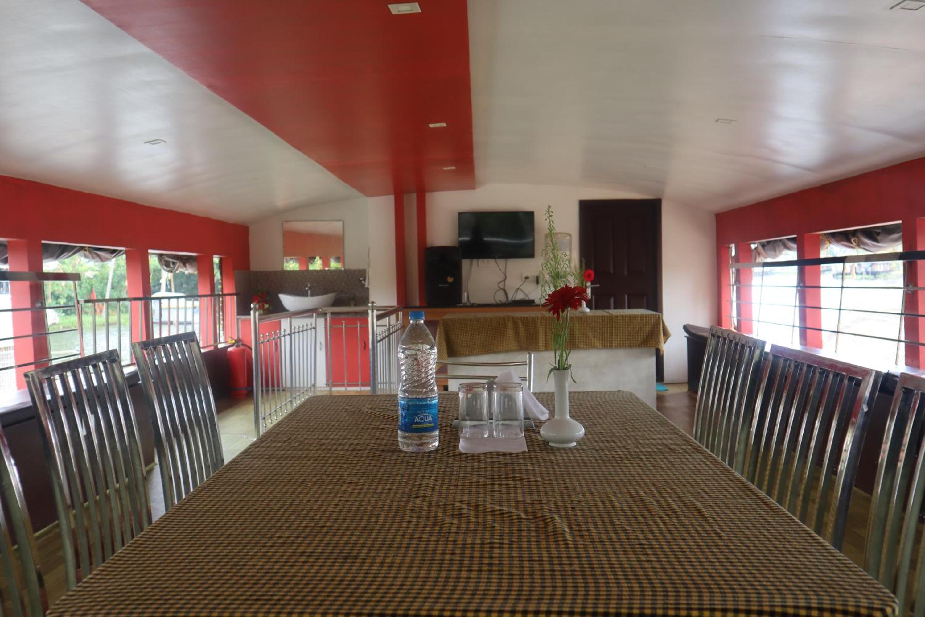 Four-Bedroom Houseboat - Photo 19