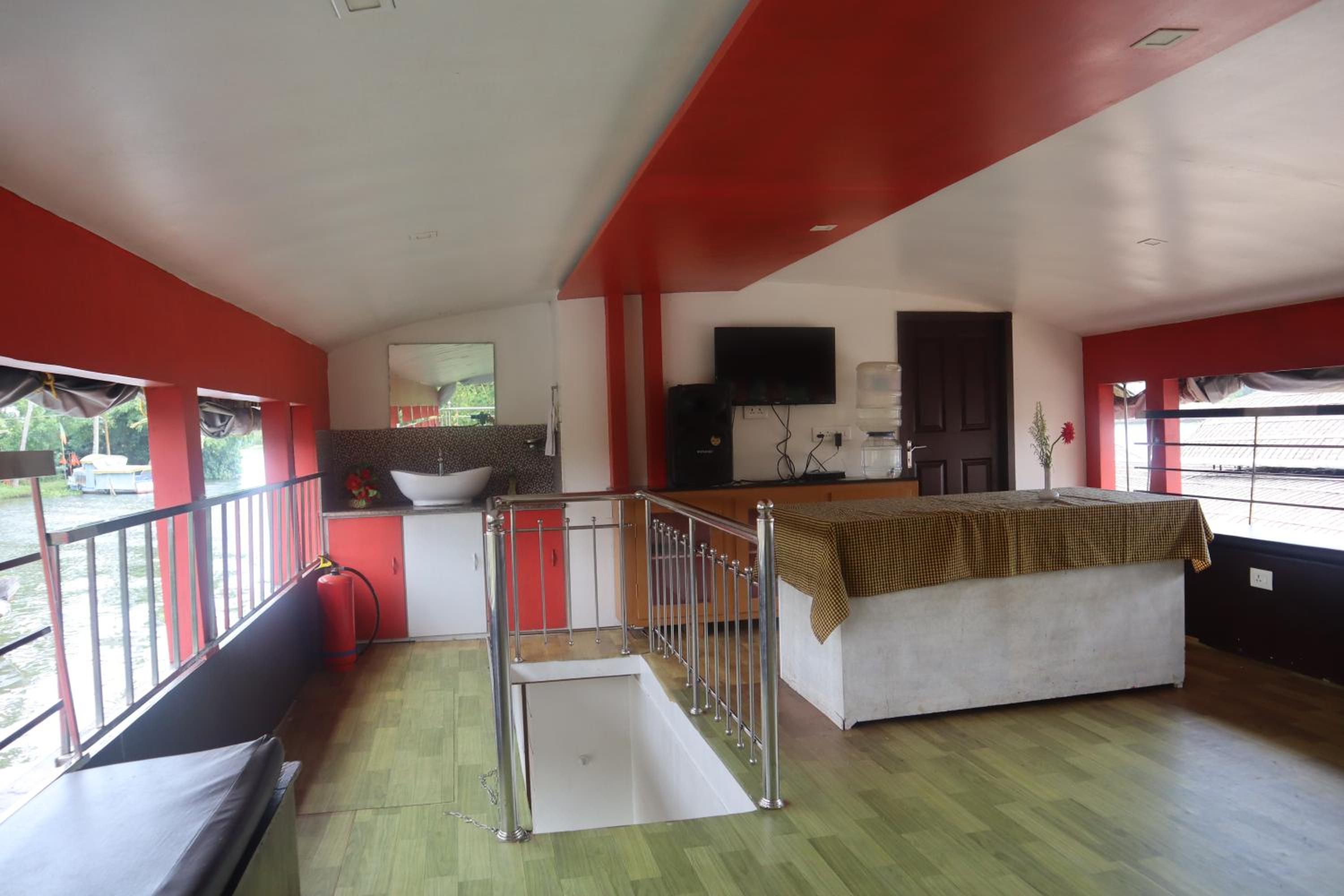 Four-Bedroom Houseboat - Photo 17