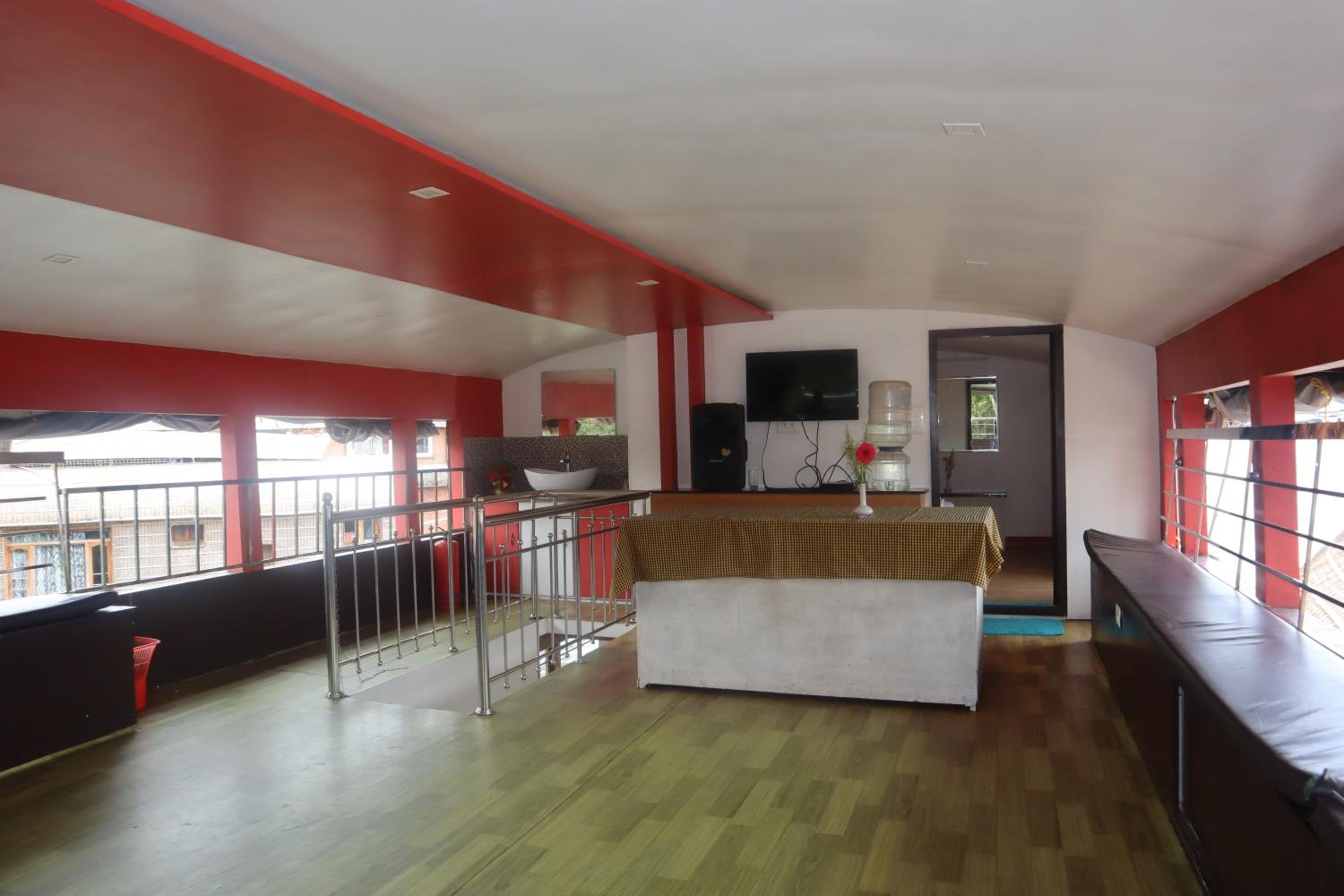 Four-Bedroom Houseboat - Photo 18