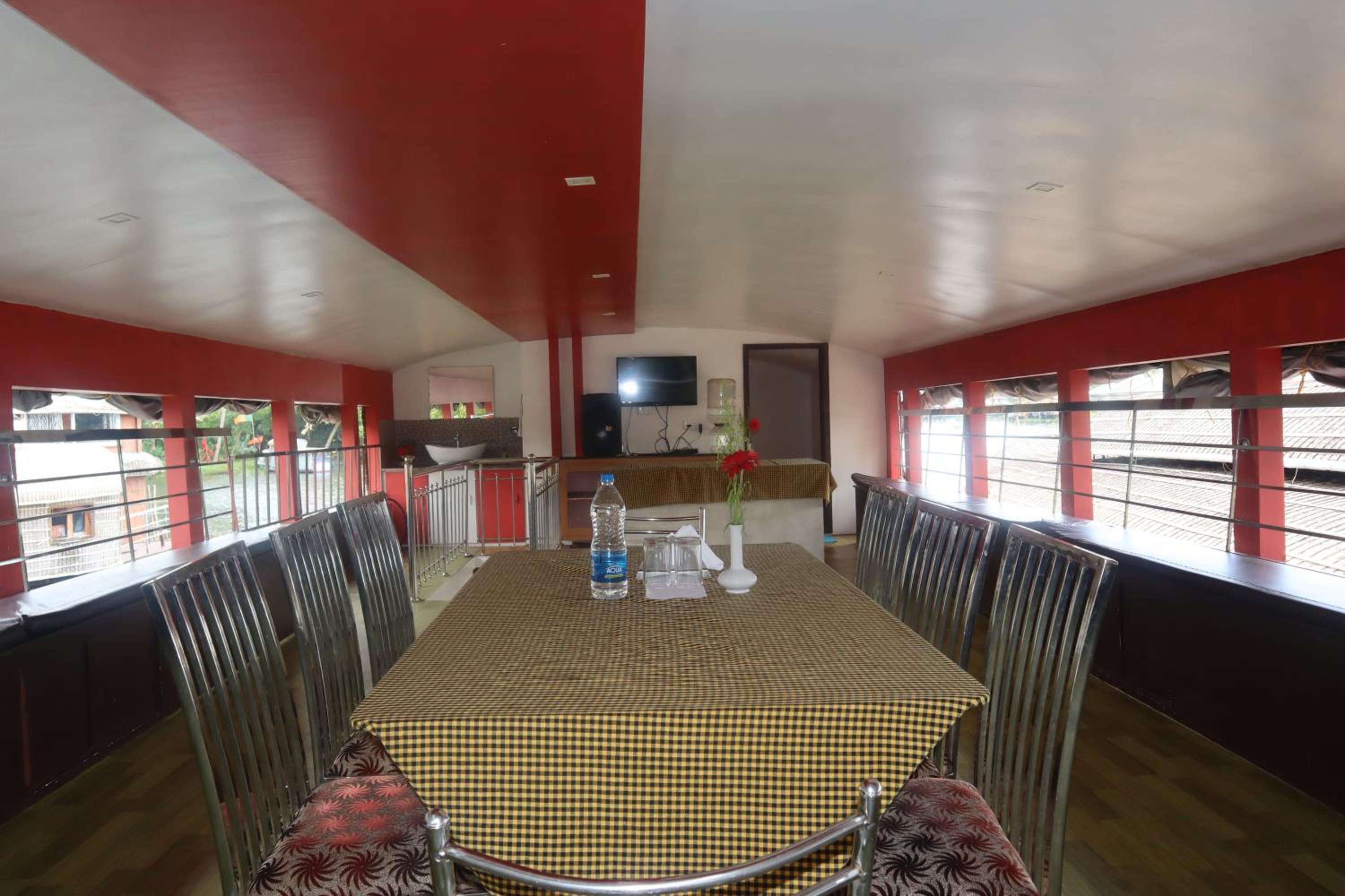 Four-Bedroom Houseboat - Photo 34