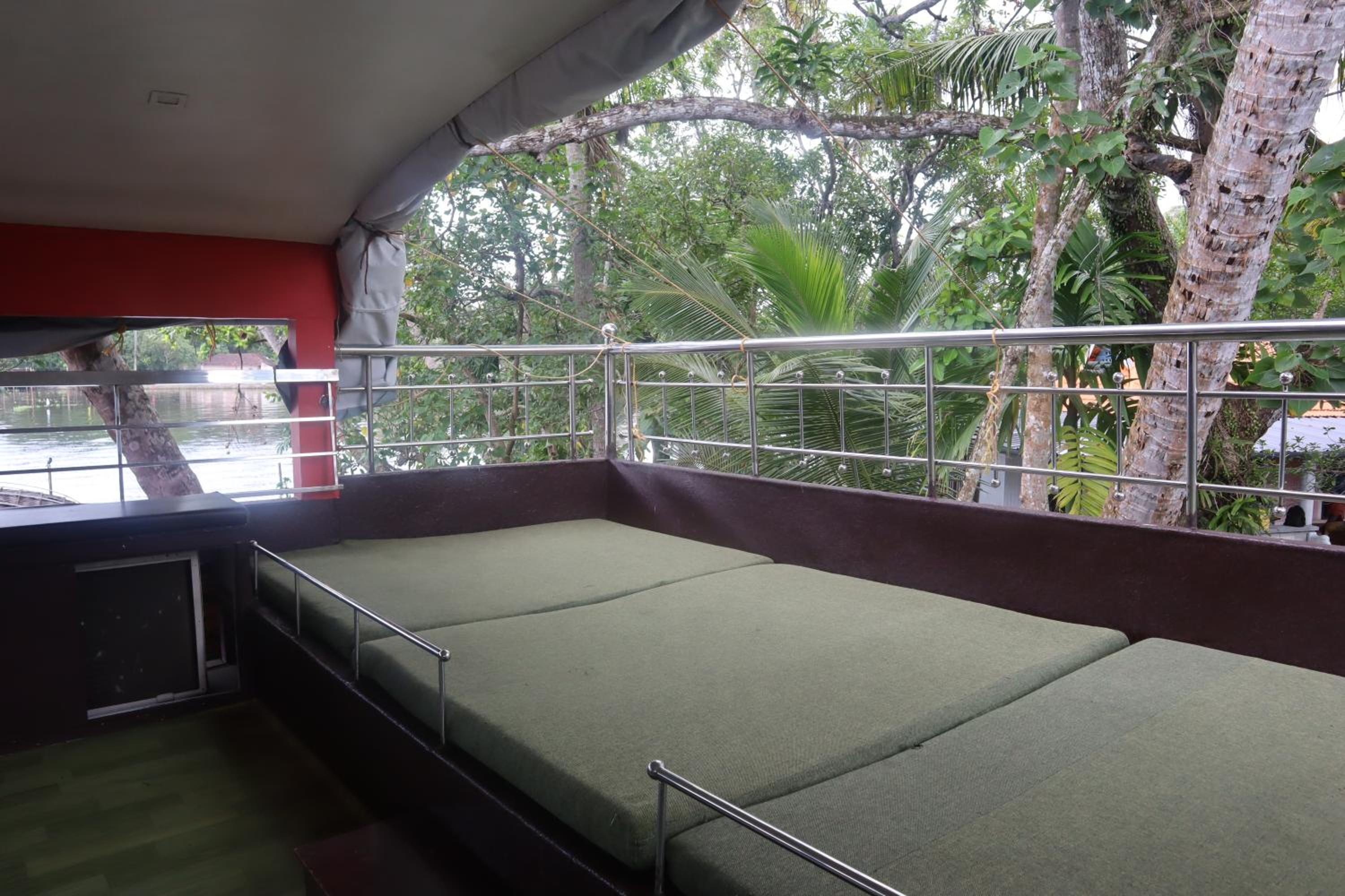 Four-Bedroom Houseboat - Photo 38