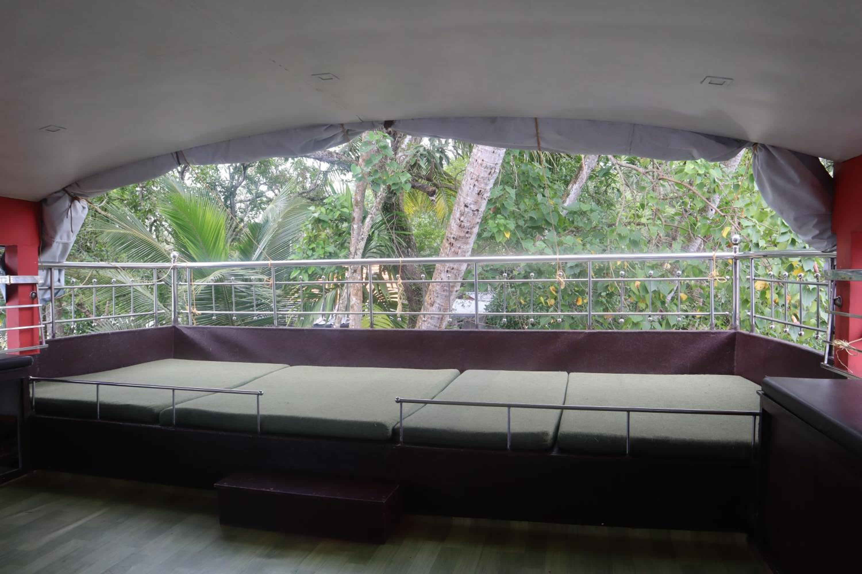 Four-Bedroom Houseboat - Photo 15