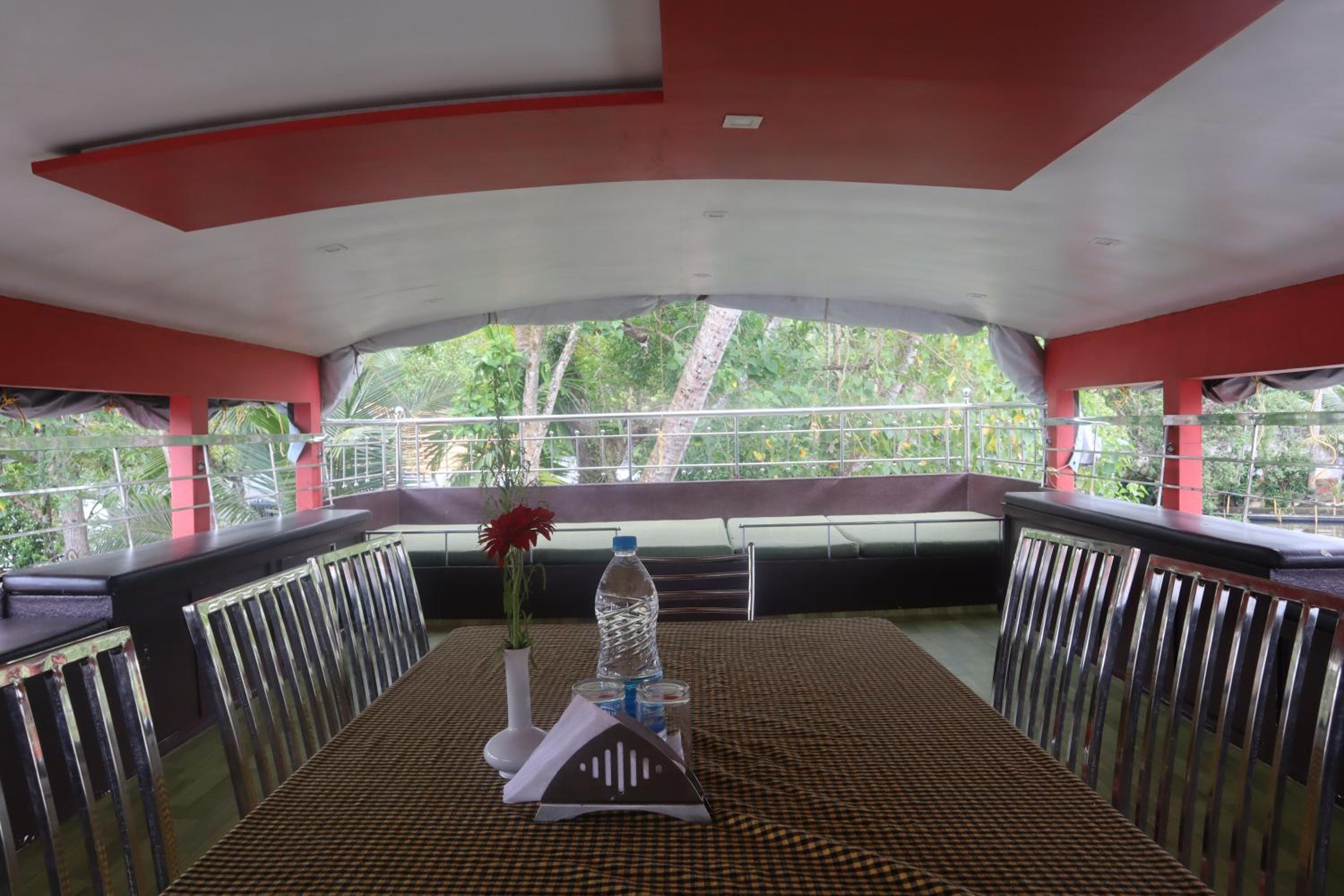 Four-Bedroom Houseboat - Photo 37