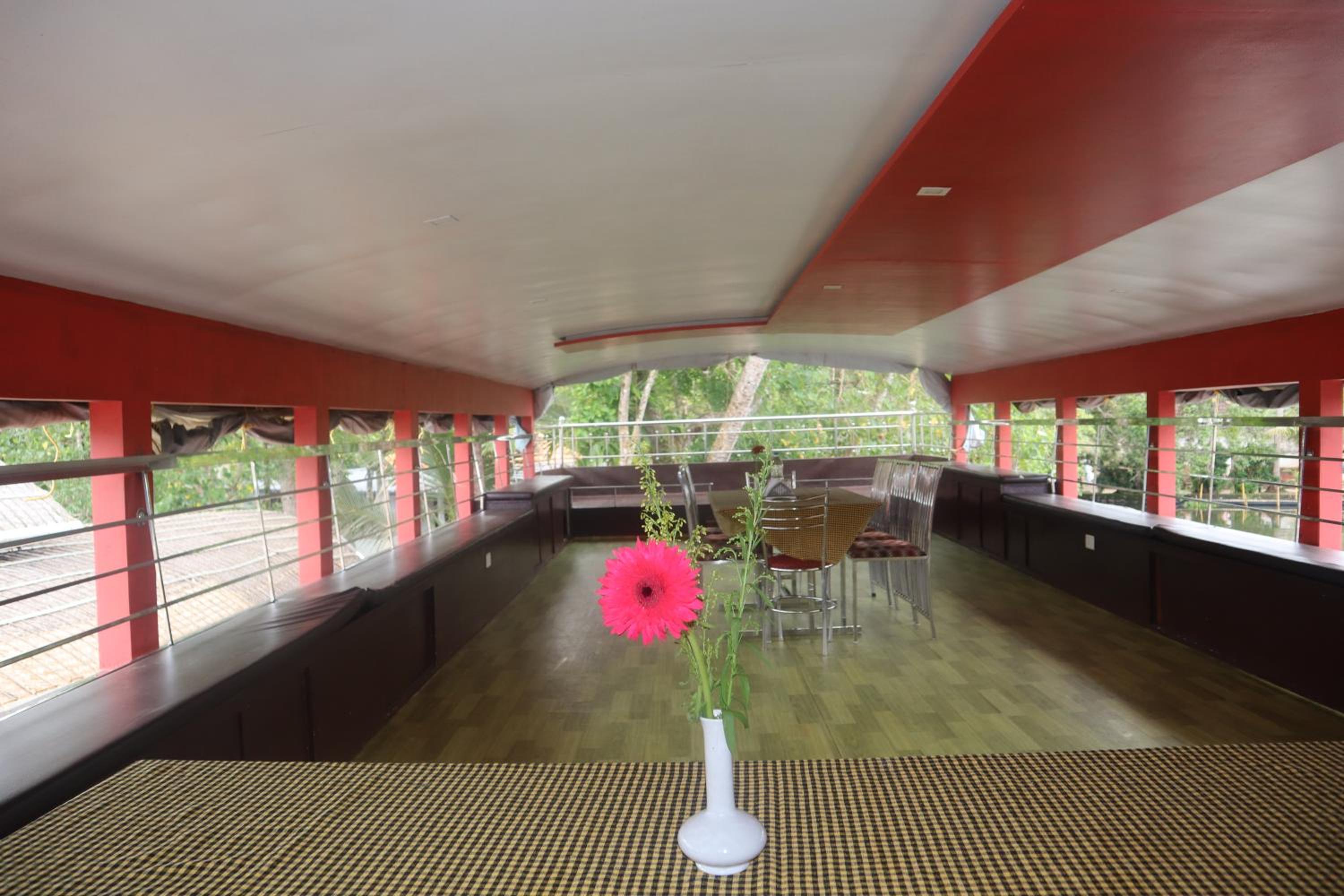 Four-Bedroom Houseboat - Photo 14