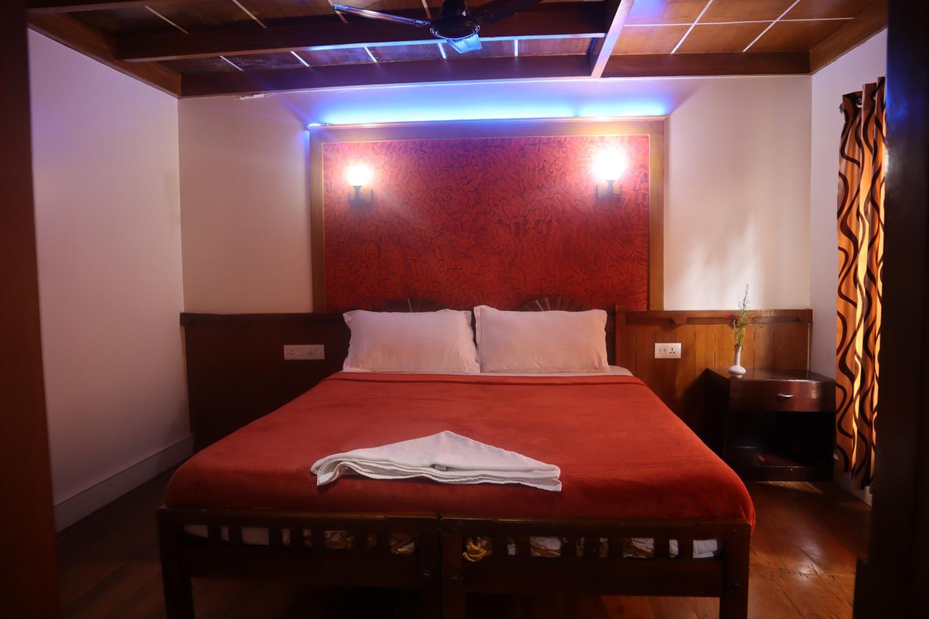 Four-Bedroom Houseboat - Photo 13