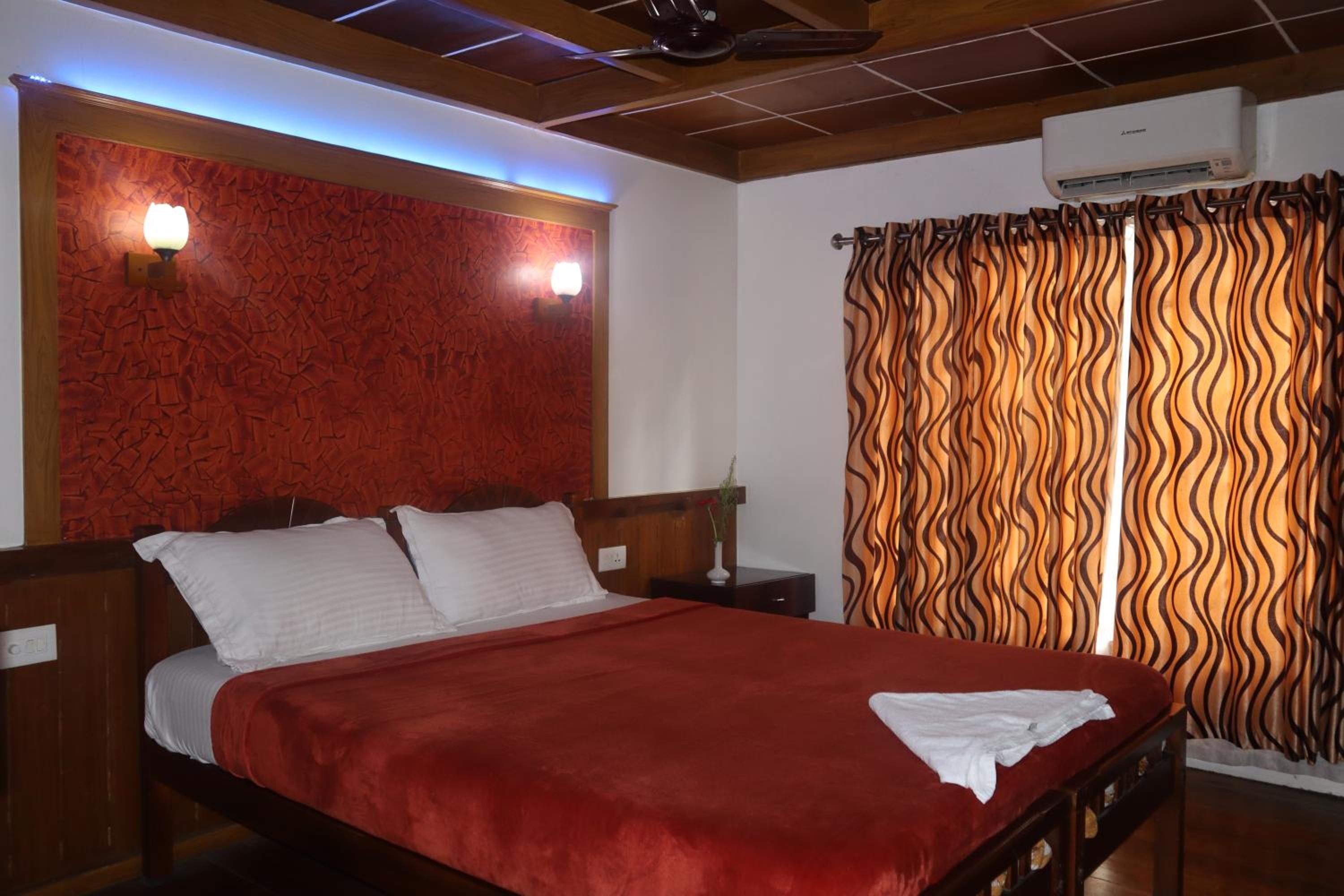 Four-Bedroom Houseboat - Photo 12