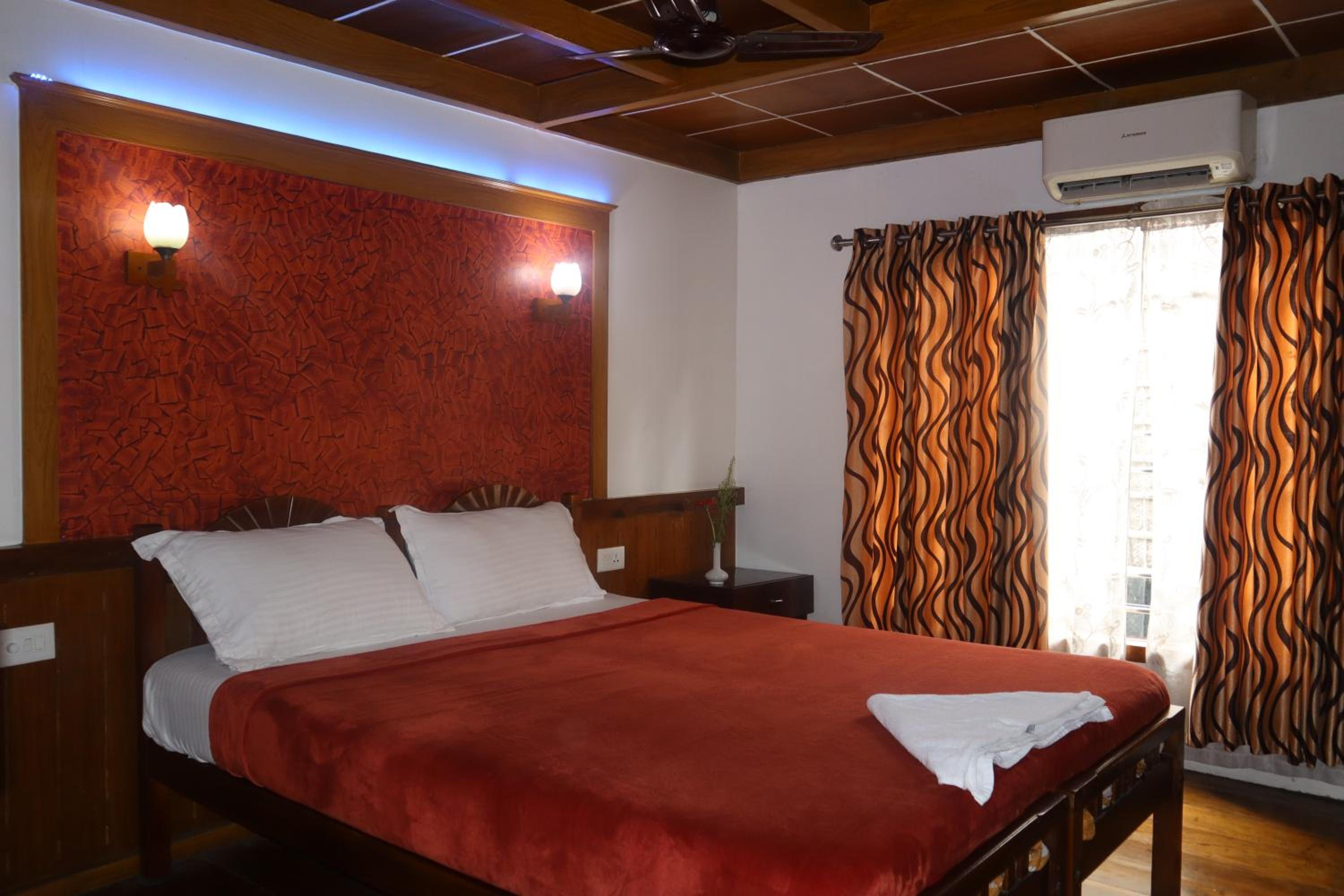 Four-Bedroom Houseboat - Photo 11