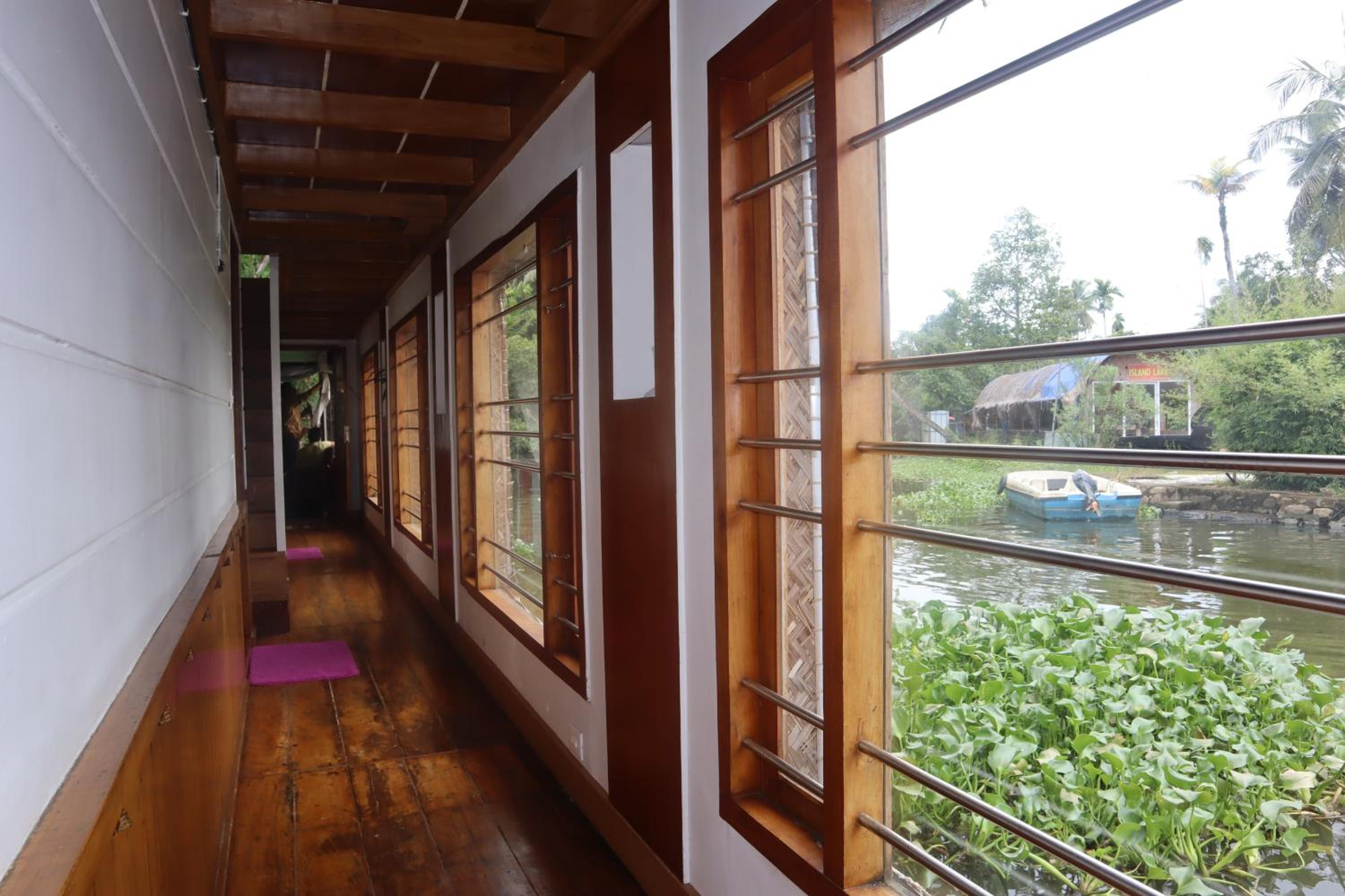 Four-Bedroom Houseboat - Photo 10