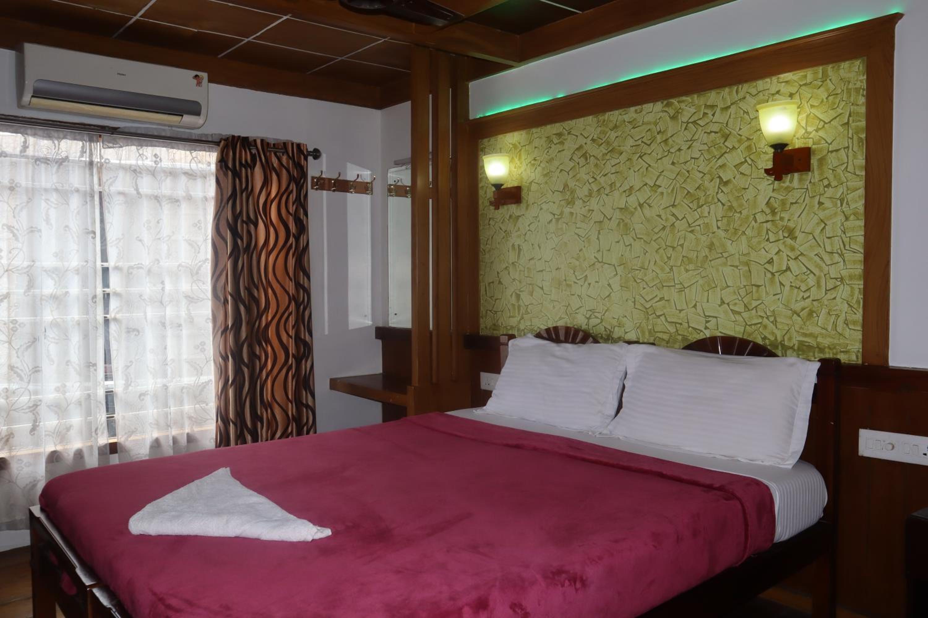 Four-Bedroom Houseboat - Photo 9