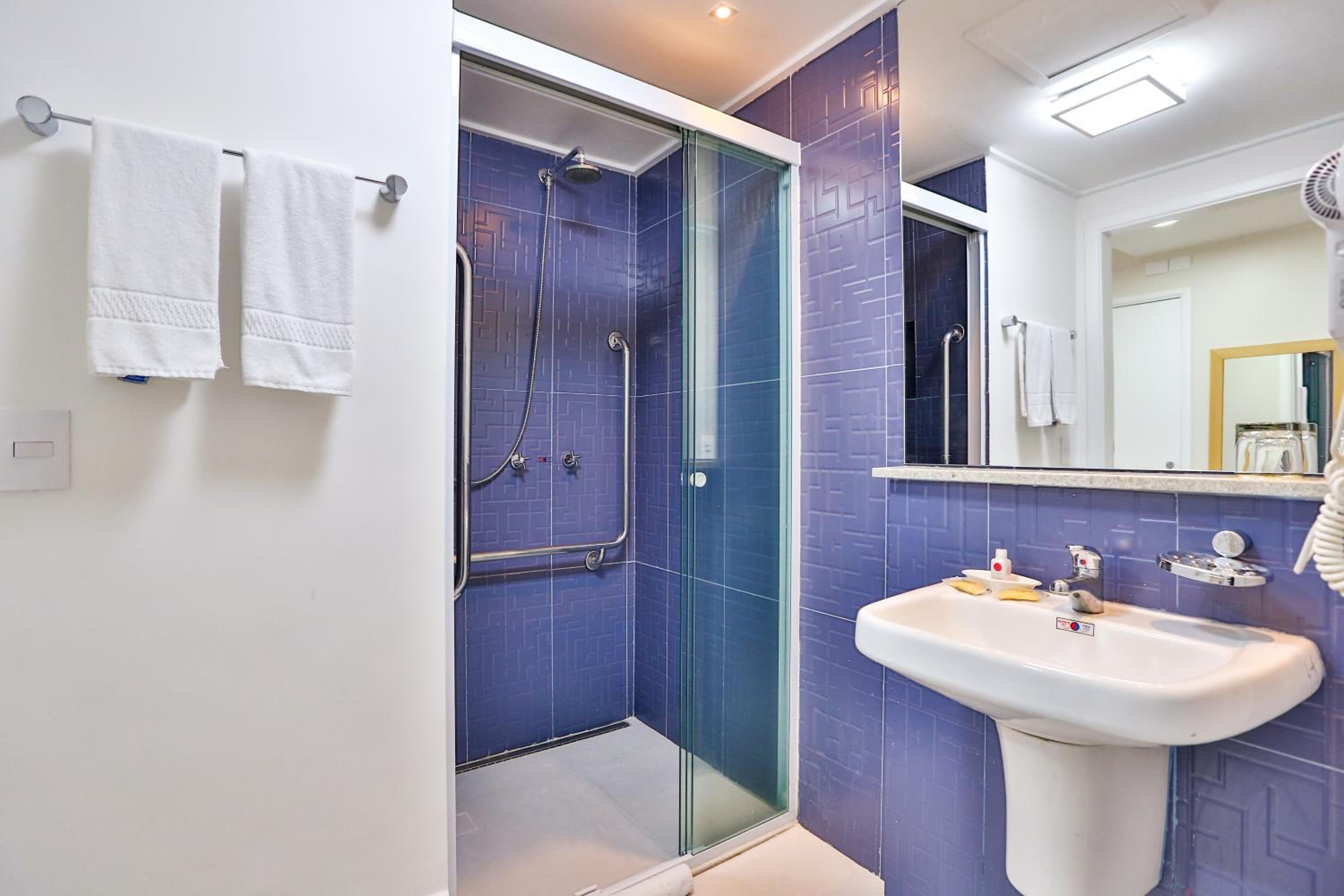 Twin Room - Disability Access - Photo 3