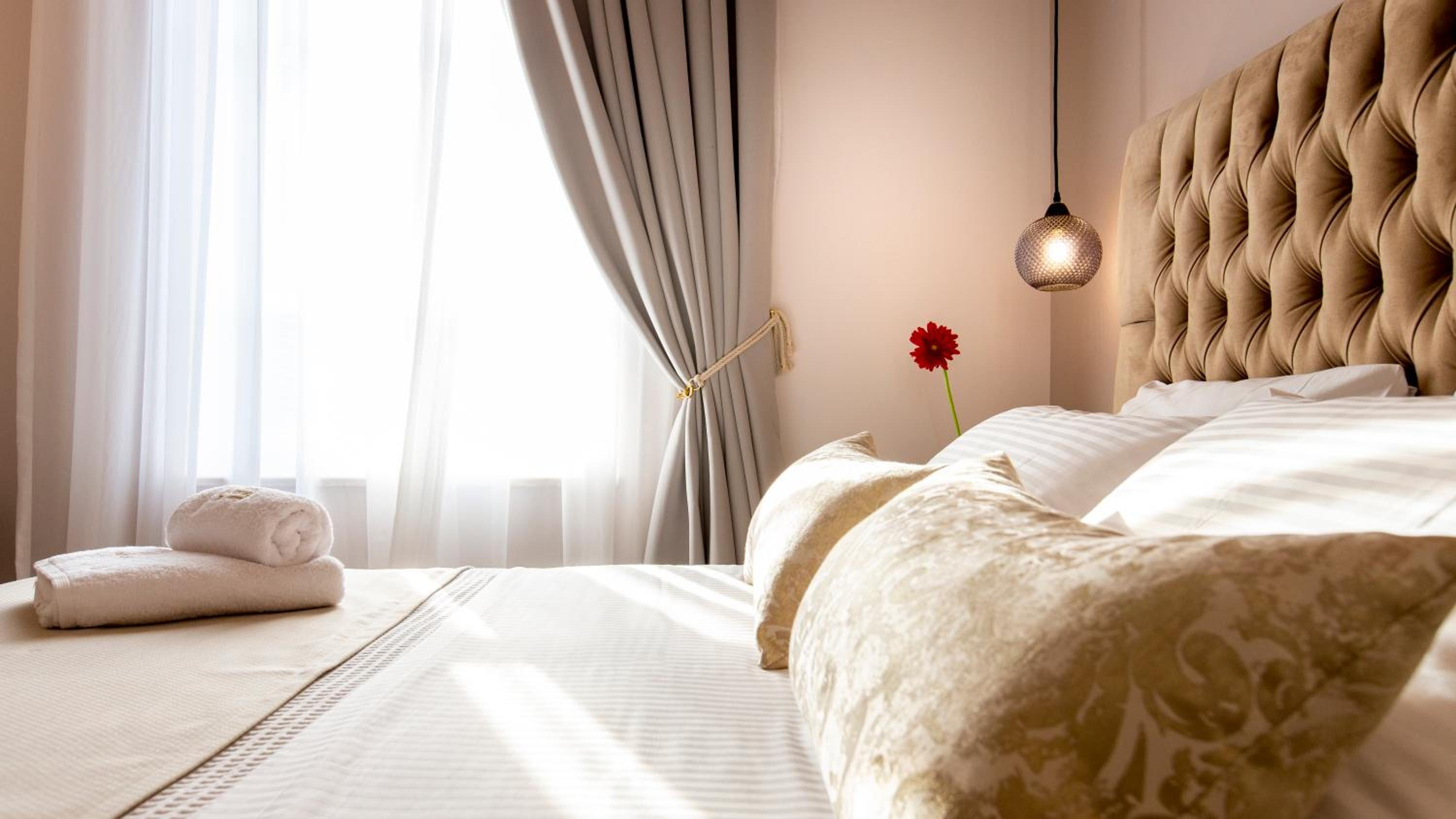 Superior Double Room with City View - Photo 6