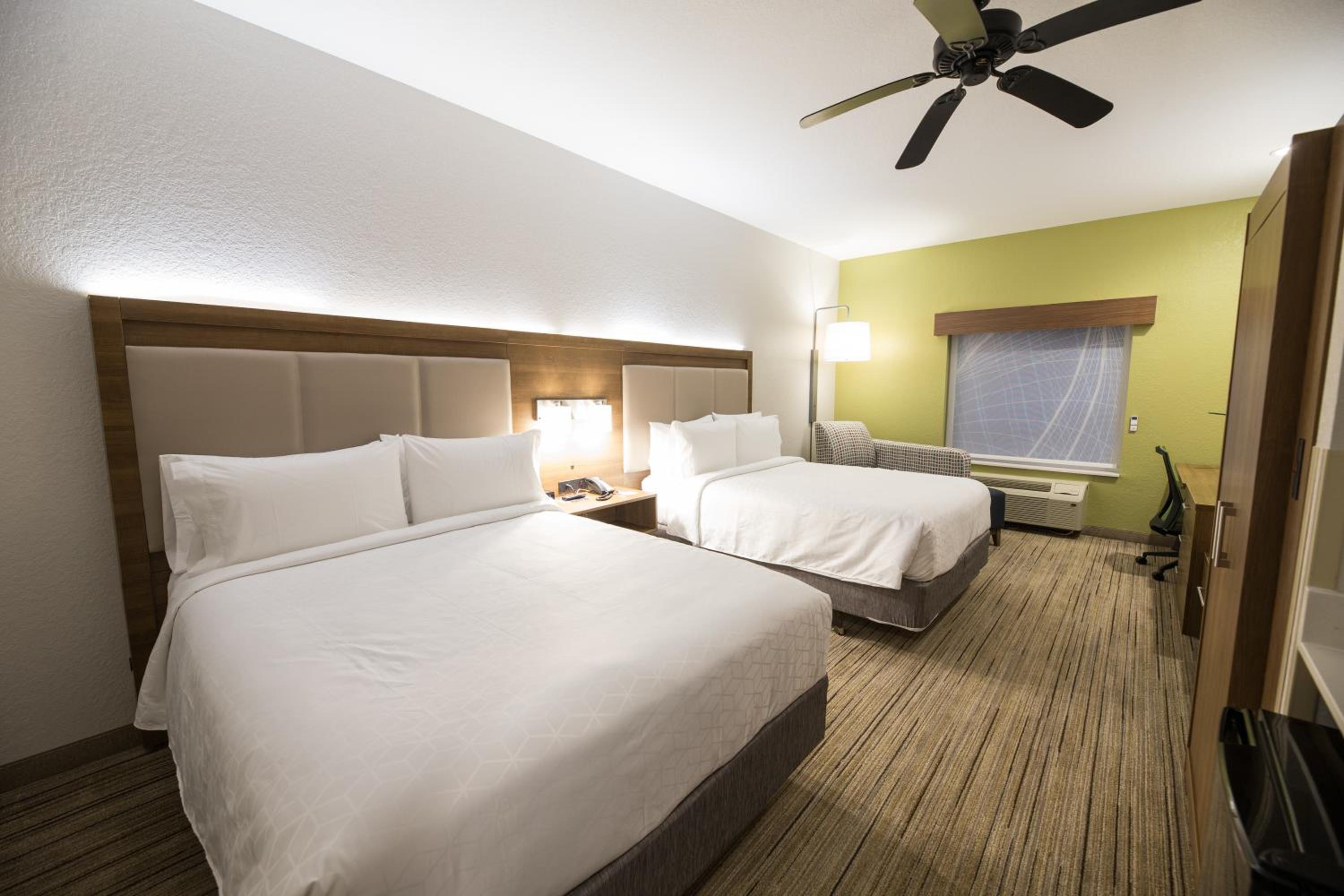 Standard Queen Room with Two Queen Beds - Photo 5