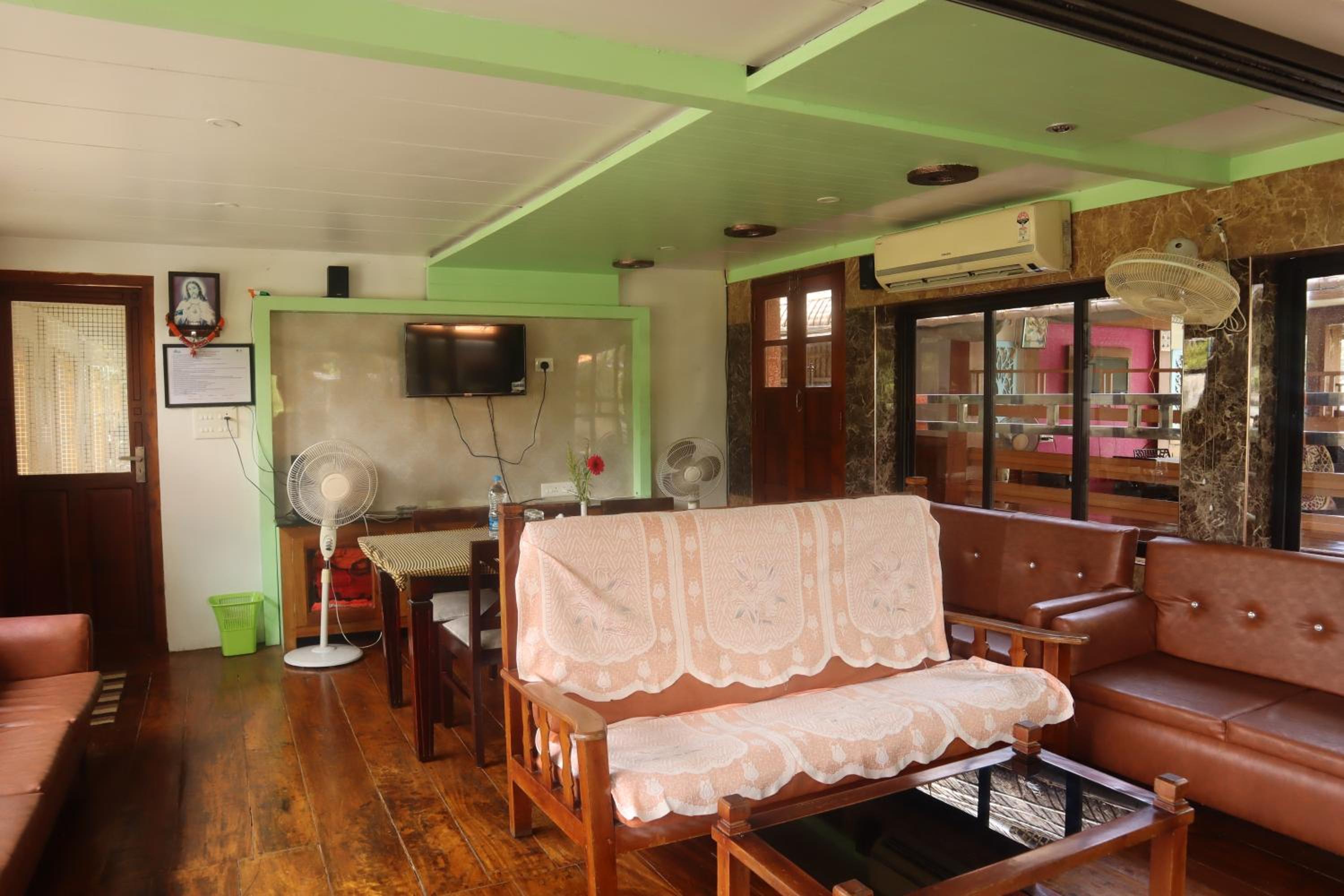 Four-Bedroom Houseboat - Photo 24