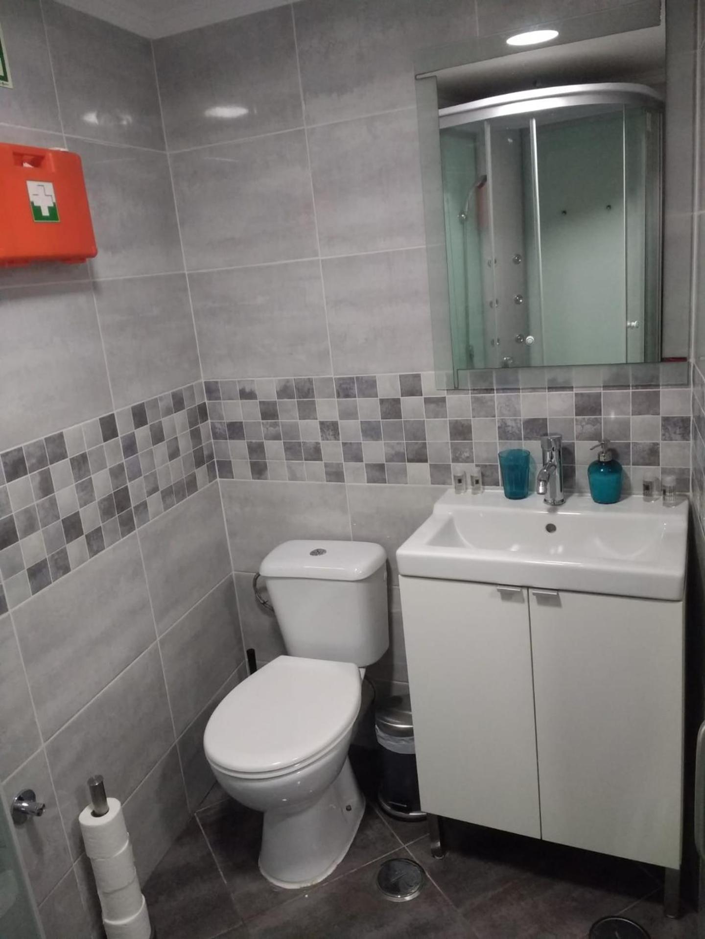Double Room with Private Bathroom - Photo 3