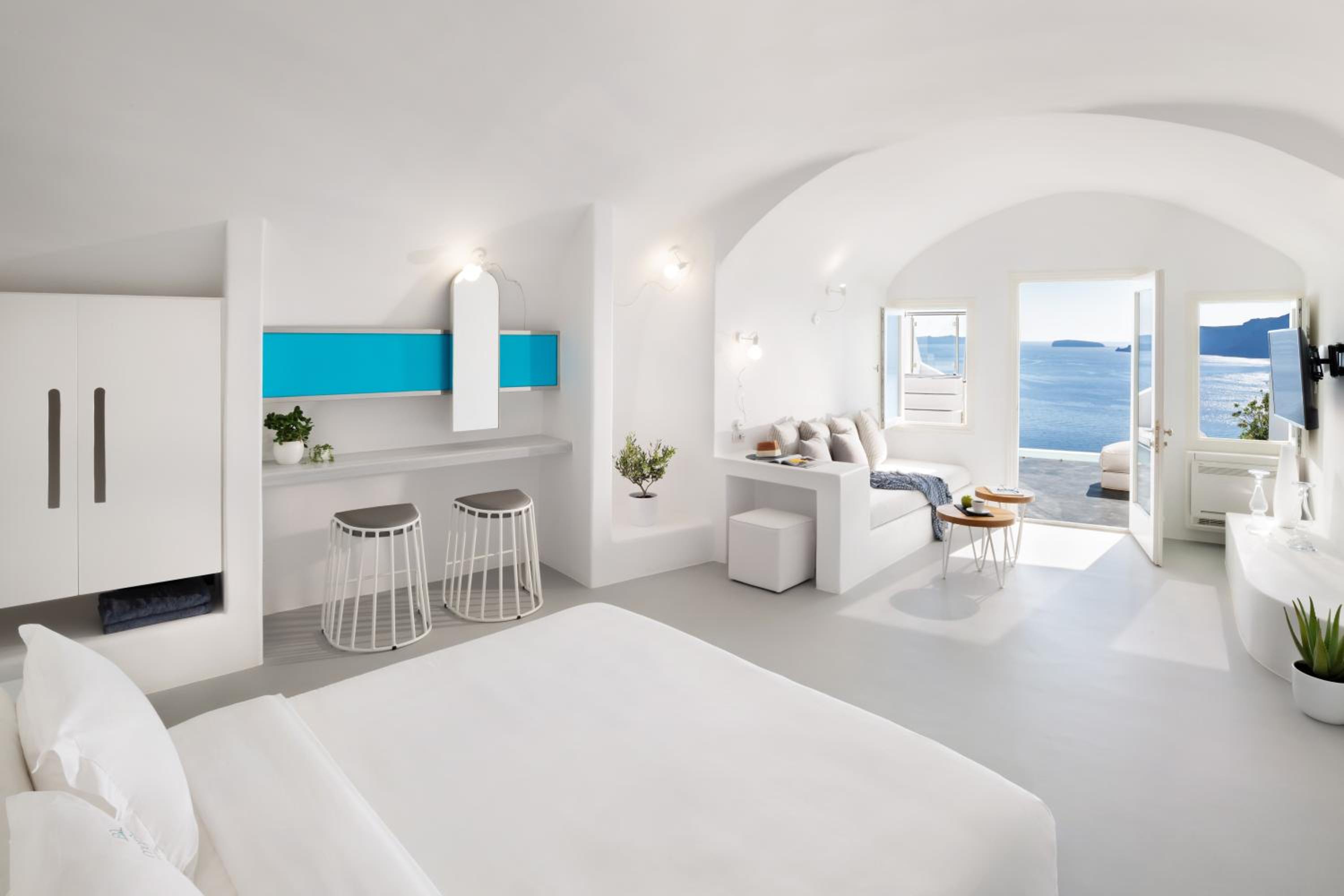 Cave Suite with Heated Plunge Pool and Caldera View