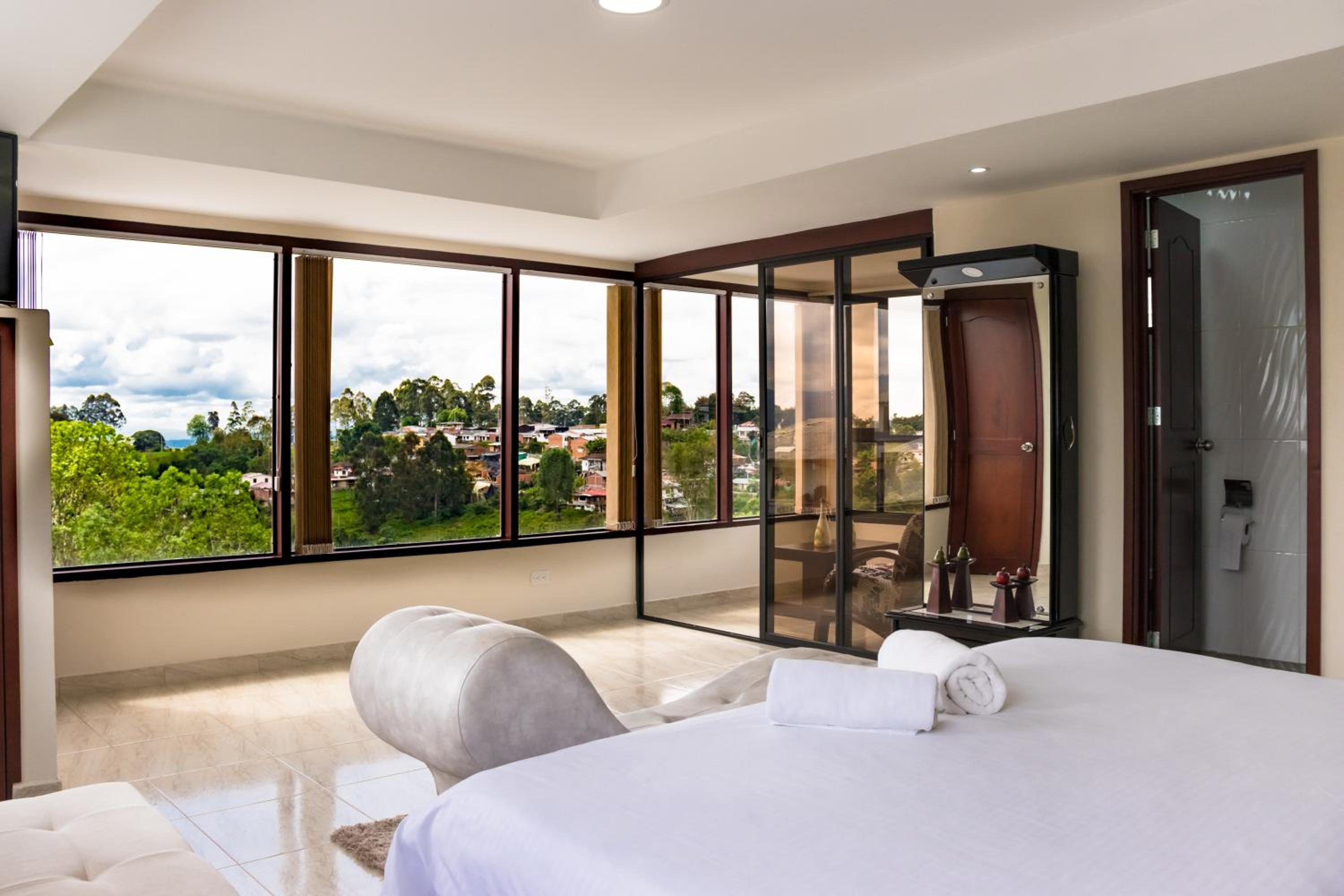 Queen Suite with Spa Bath