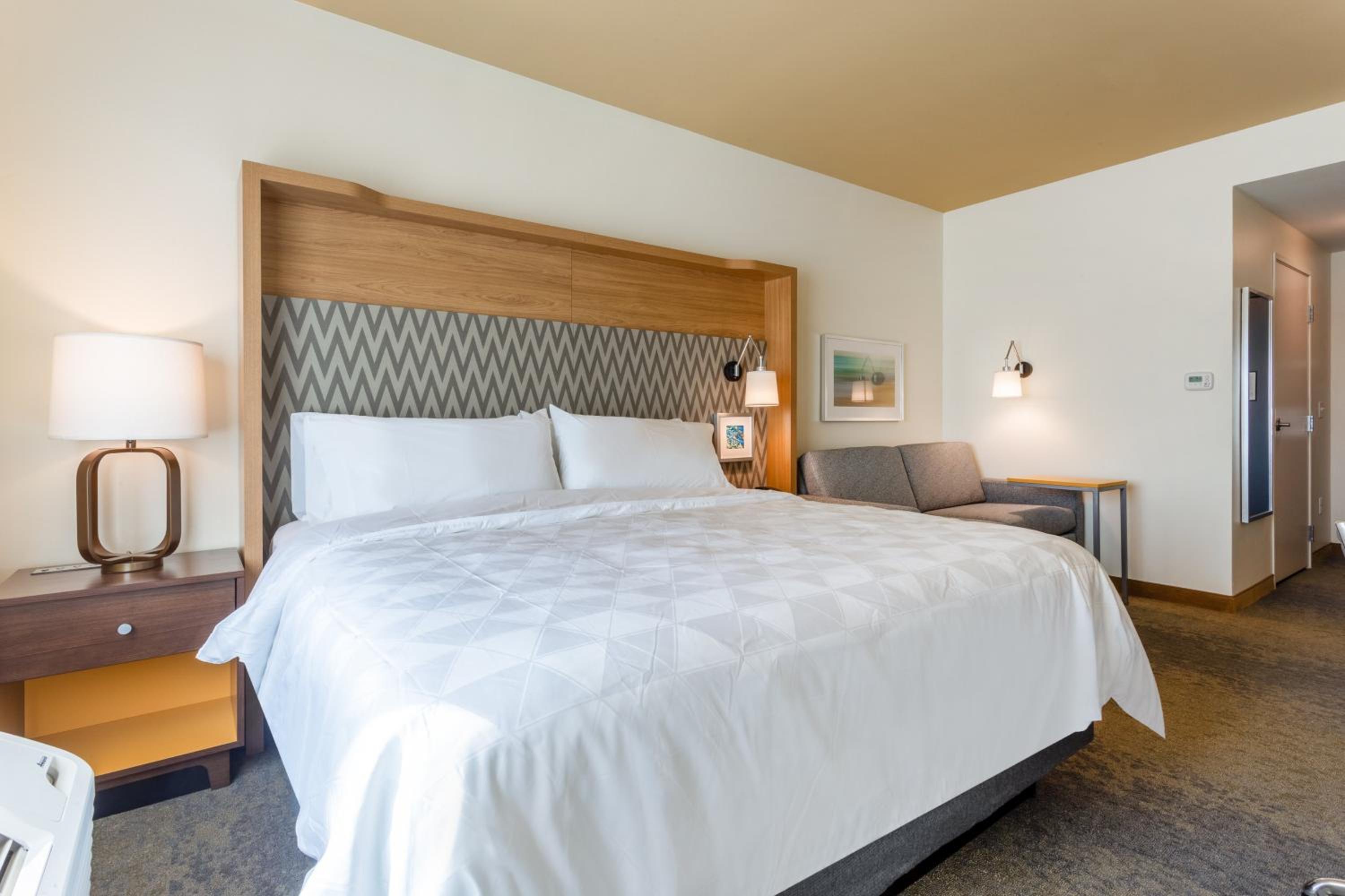 Premium King Room - Photo 2