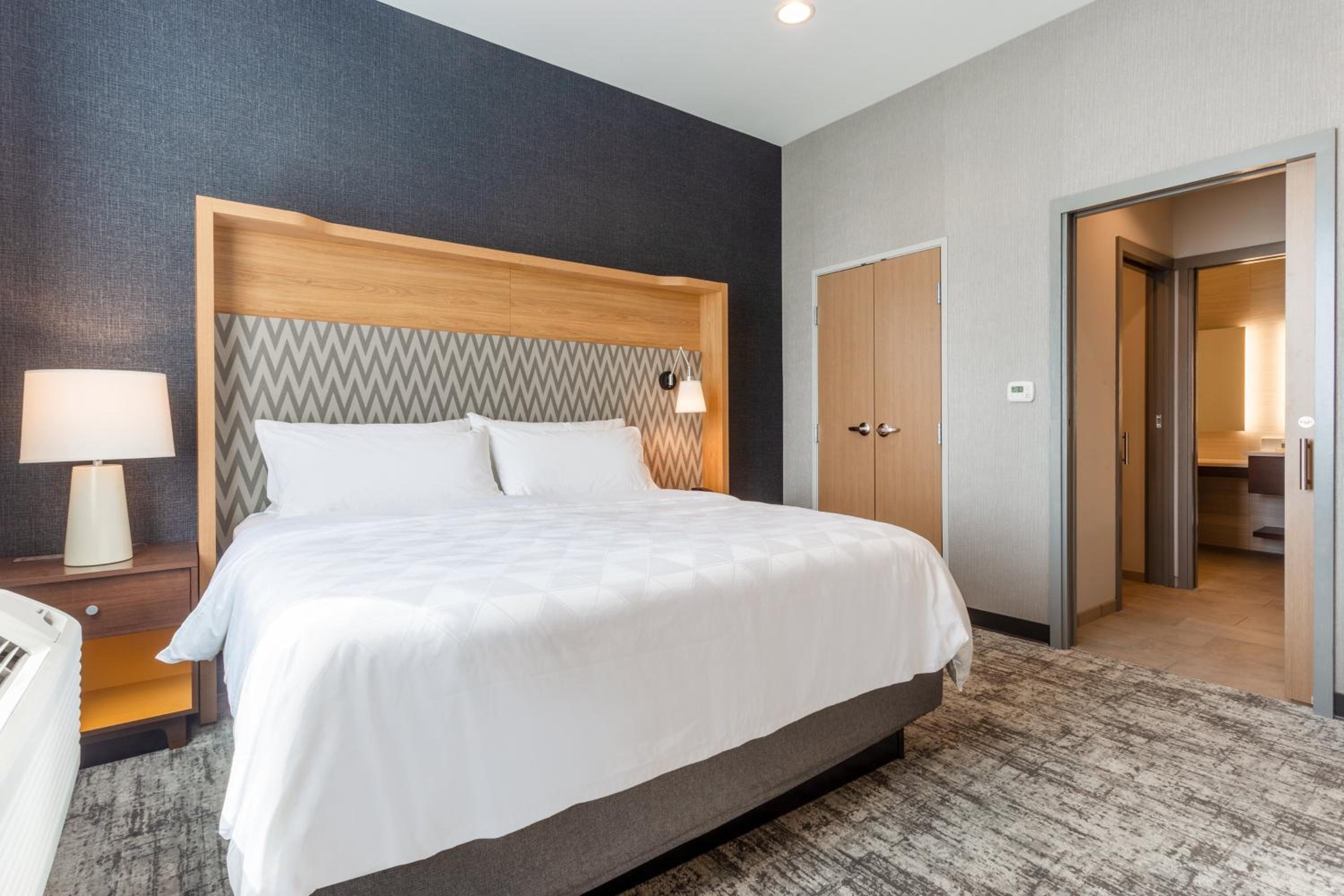 One-Bedroom King Suite - Photo 2