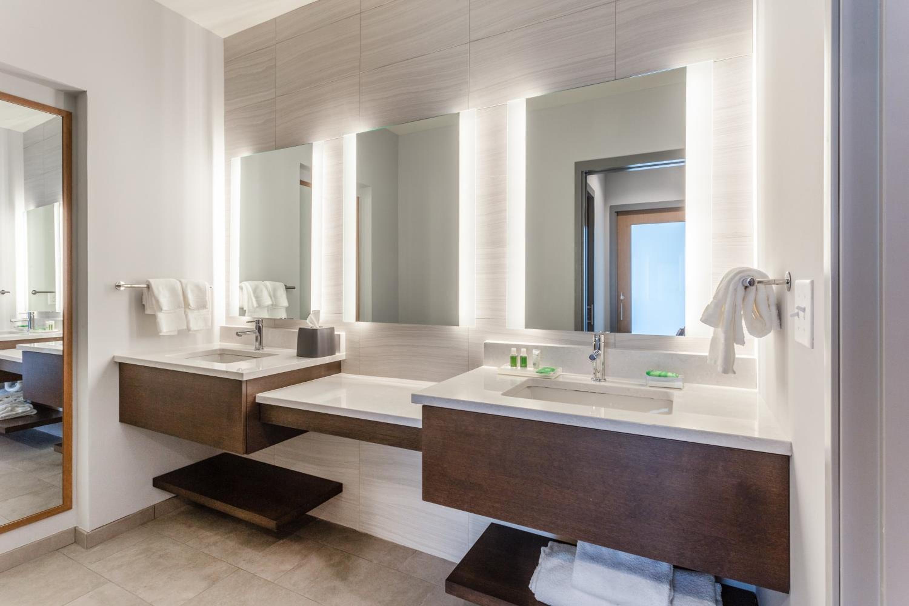 One-Bedroom King Suite - Photo 3