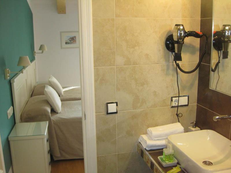 Double or Twin Room - Photo 10