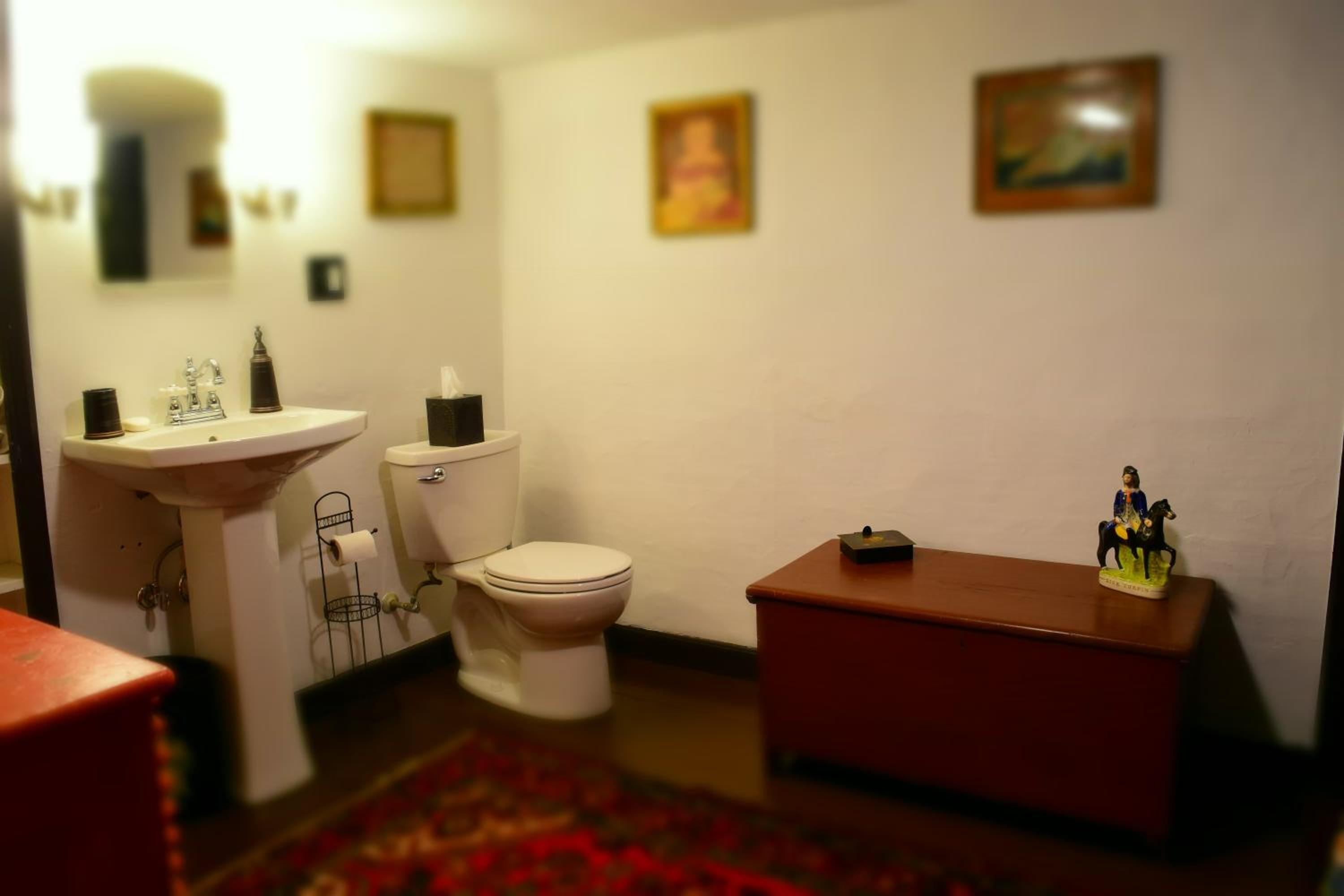 Queen Room with Shared Bathroom photo 2