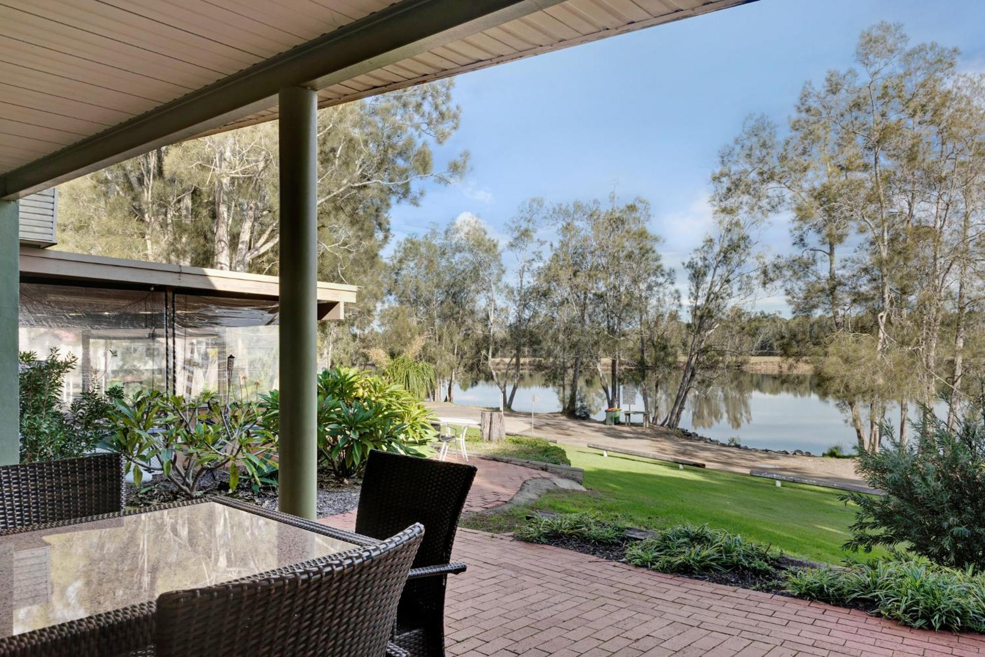 Deluxe 1 Bedroom Riverview Apartment - Photo 2