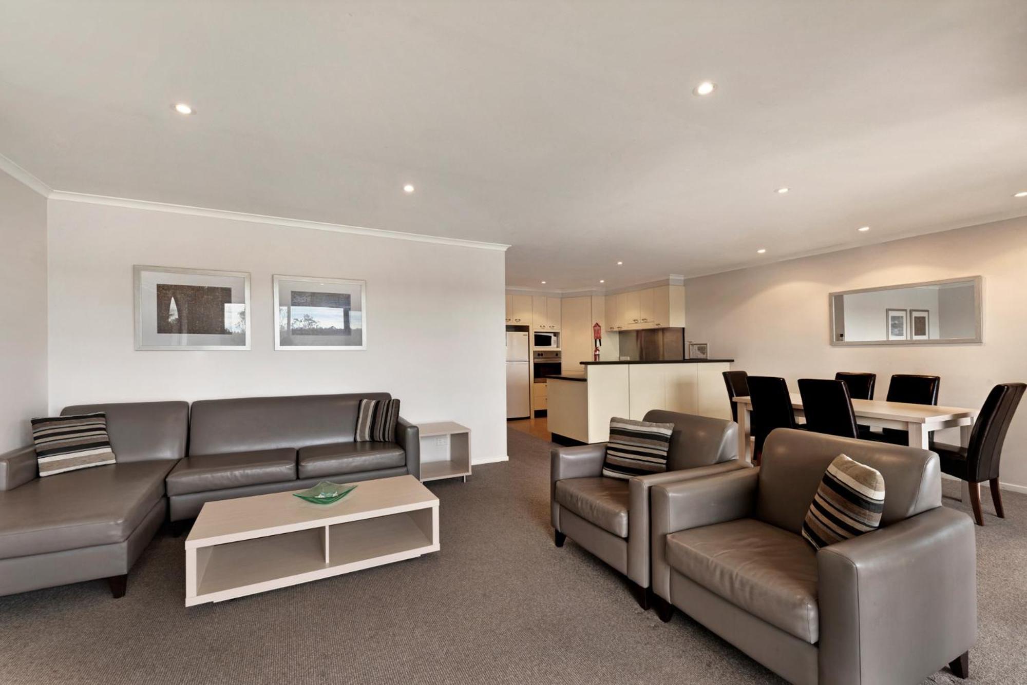 Deluxe 2 Bedroom Riverview Apartment