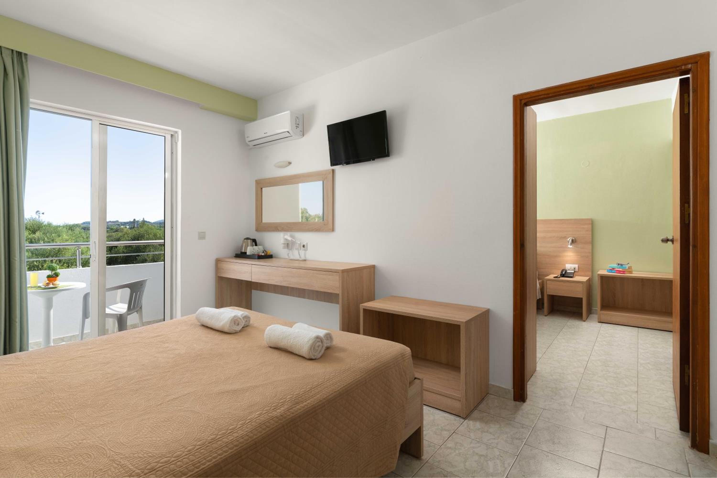 Two-Bedroom Apartment with Pool View photo 3