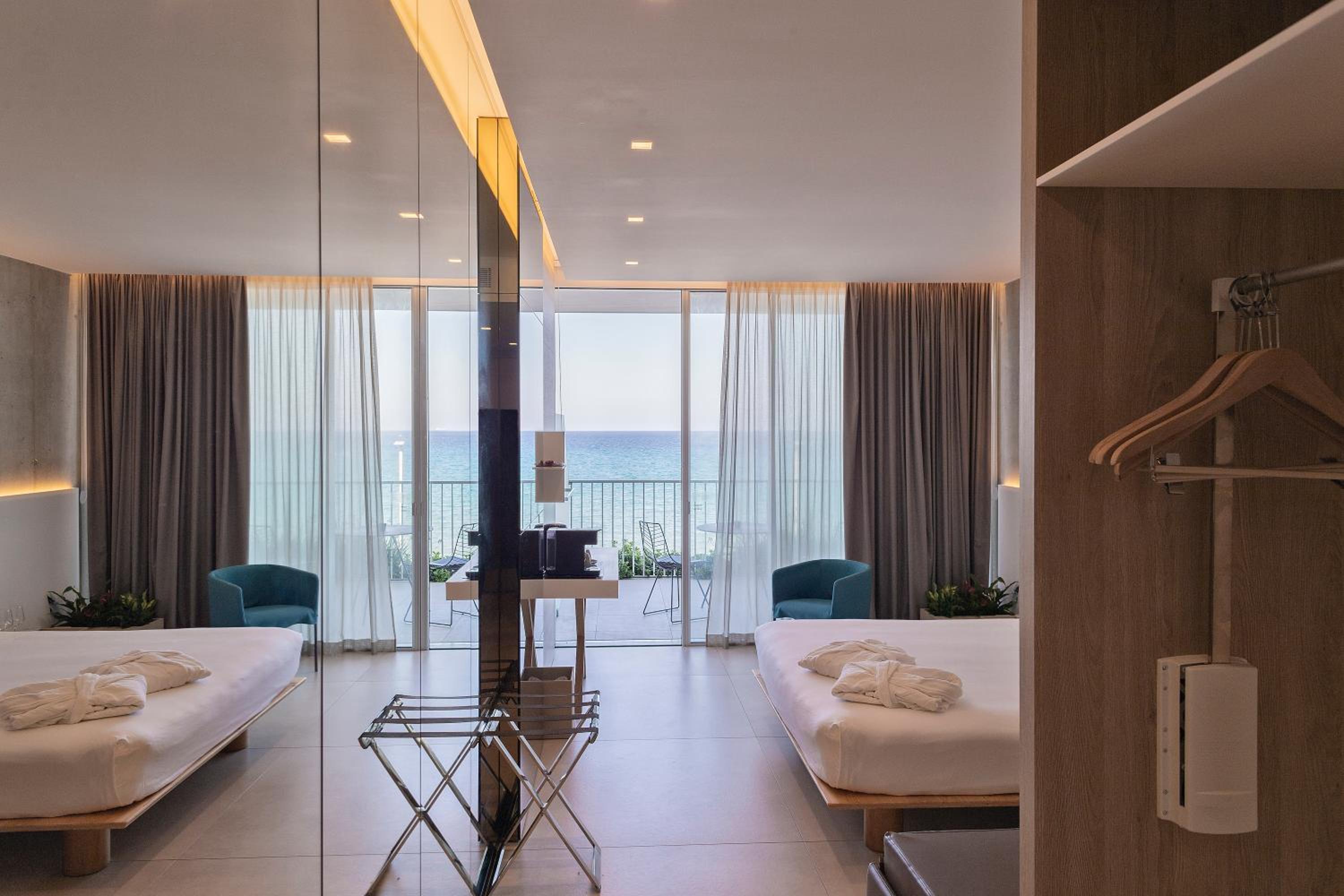 Large Deluxe with Sea View photo 1