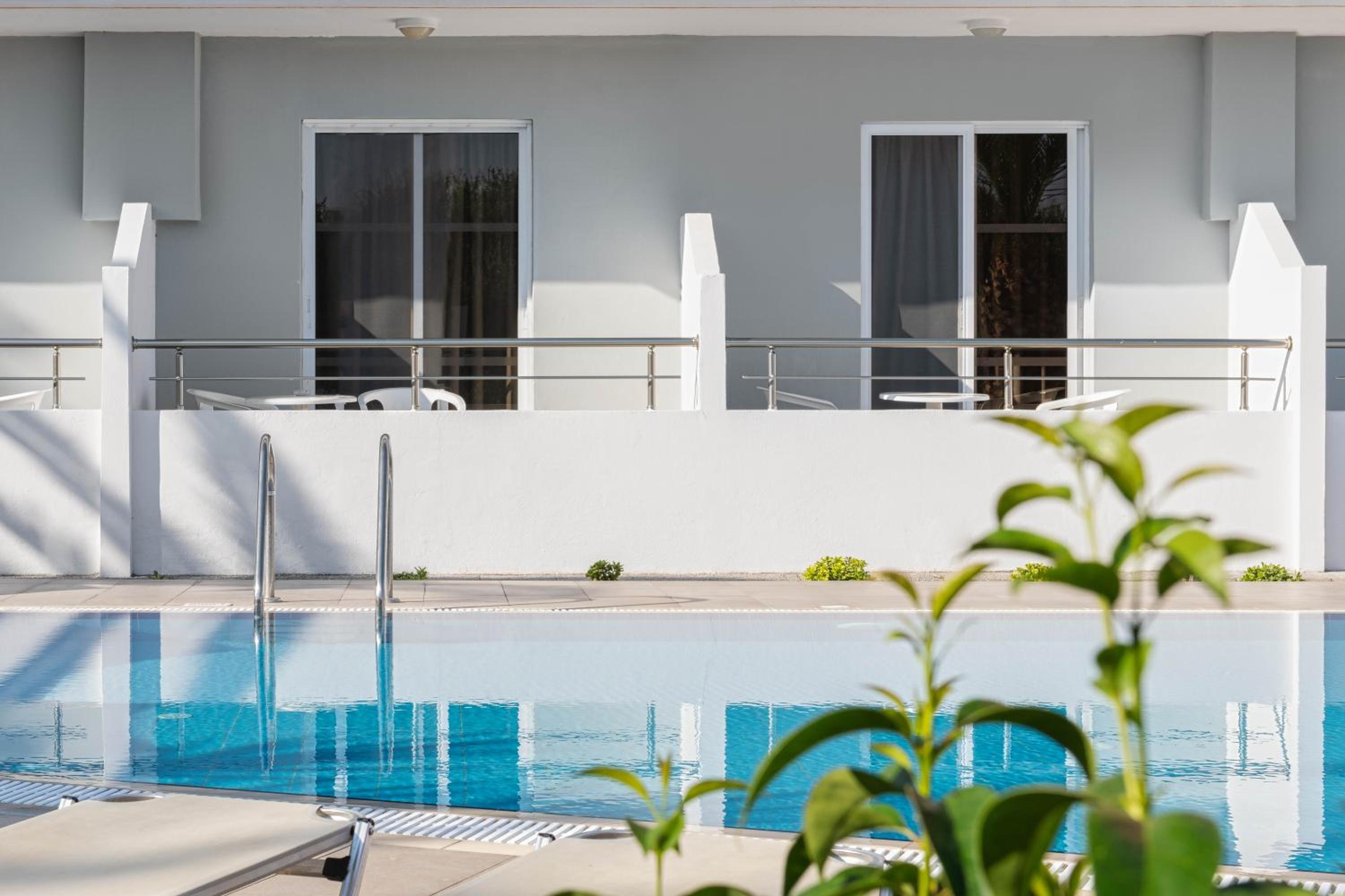 Double or Twin Room with Pool View - Photo 5