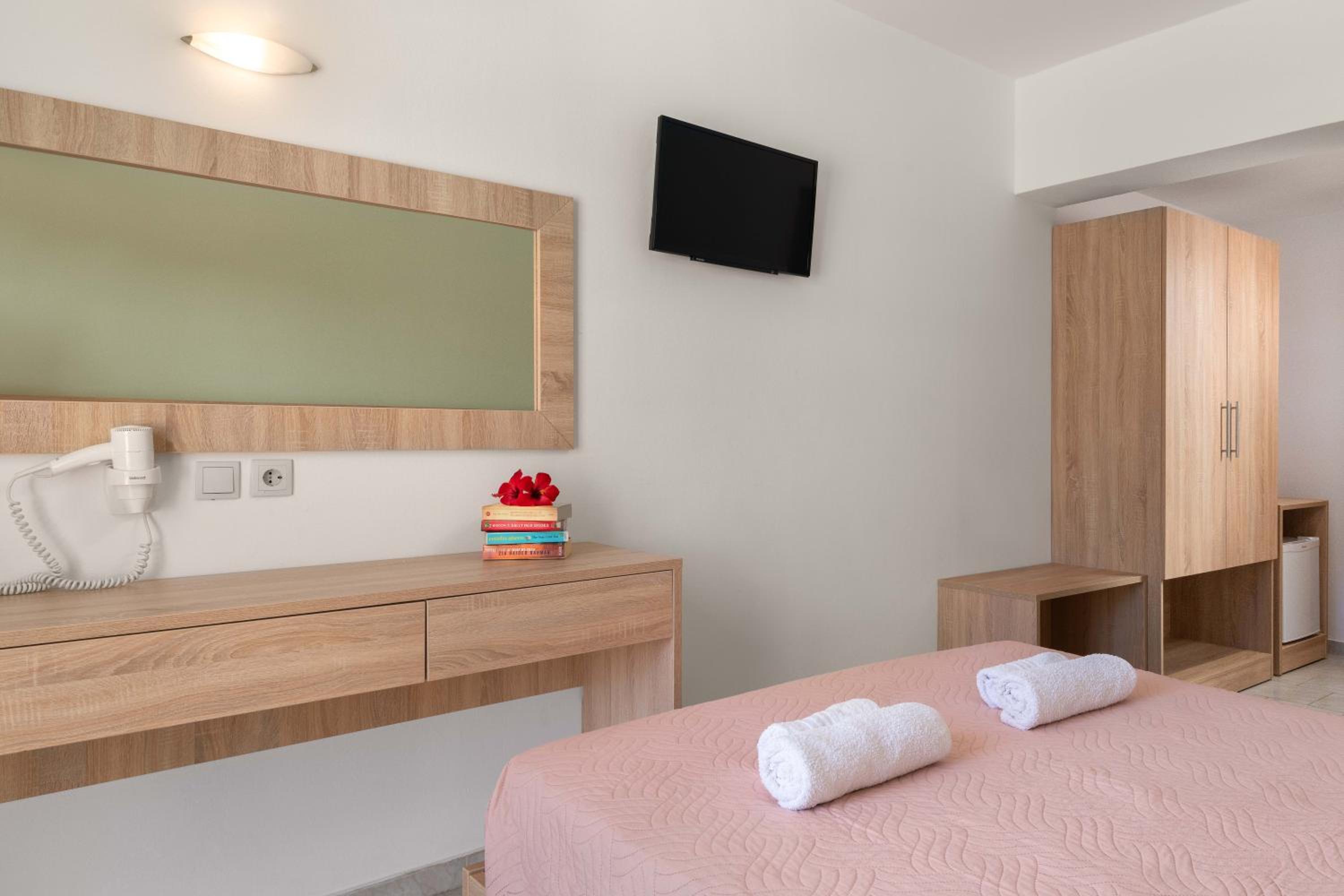 Double or Twin Room with Pool View - Photo 4