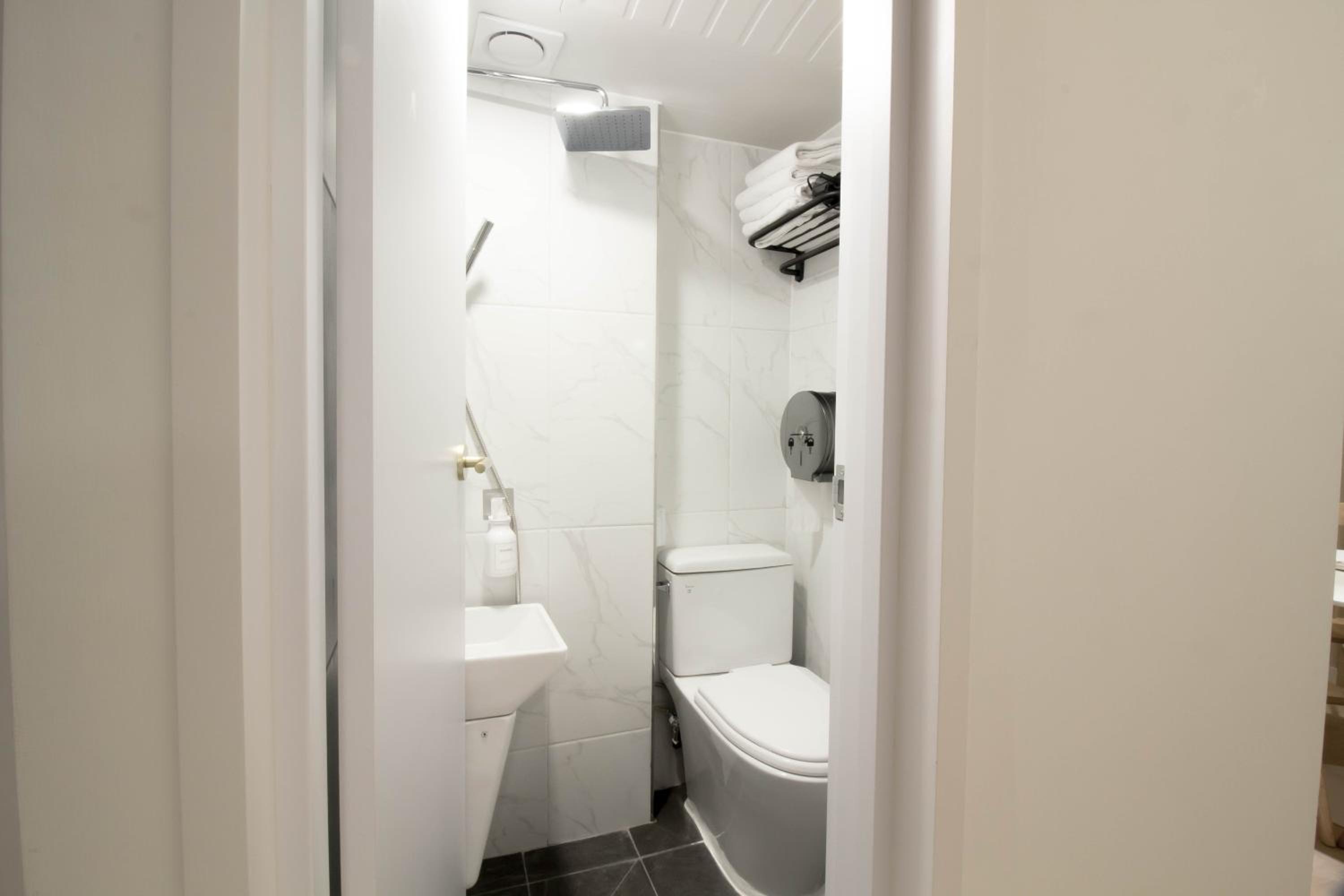 Quadruple Room - Photo 15