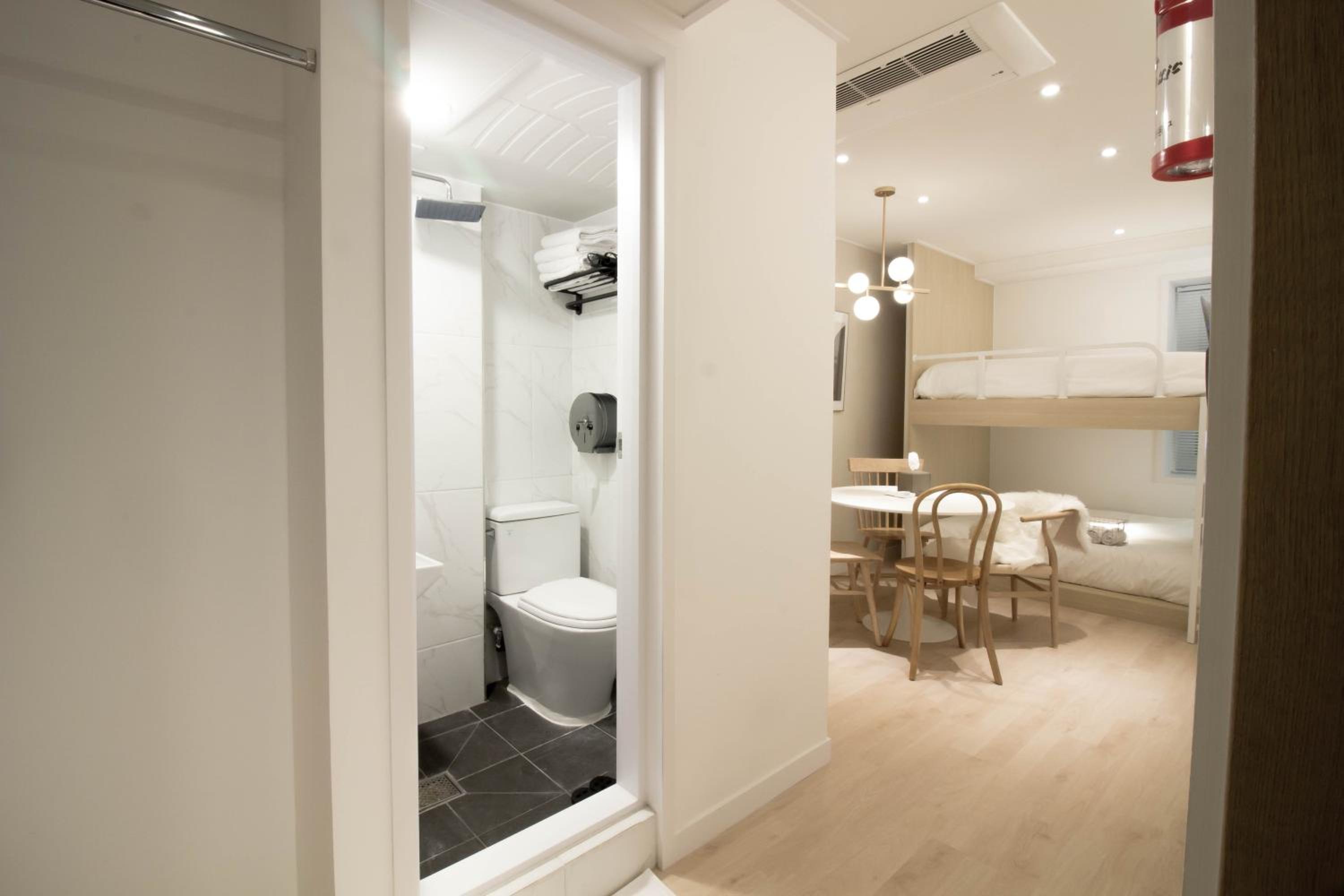 Quadruple Room - Photo 17