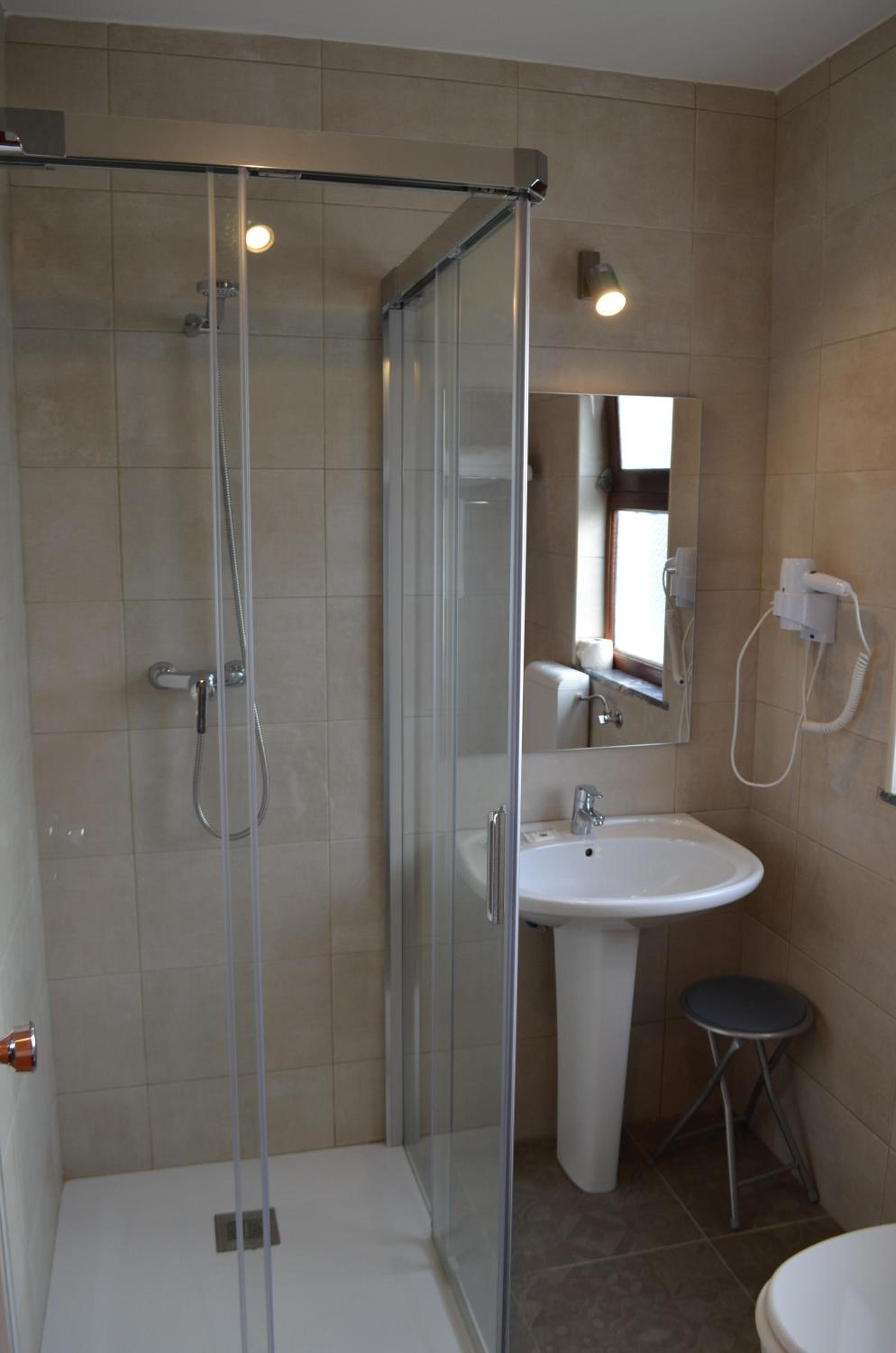 Double or Twin Room with River View - Photo 7