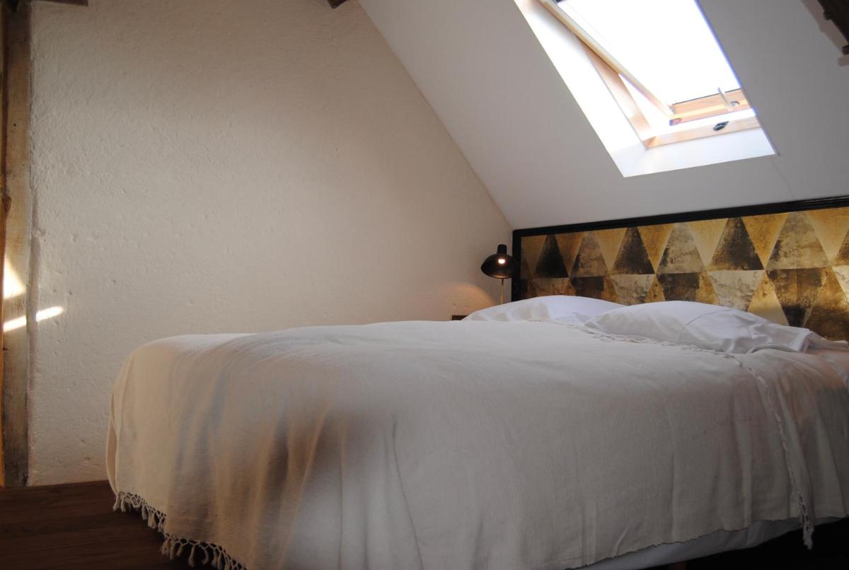 Deluxe Double Room with Extra Bed - Photo 9