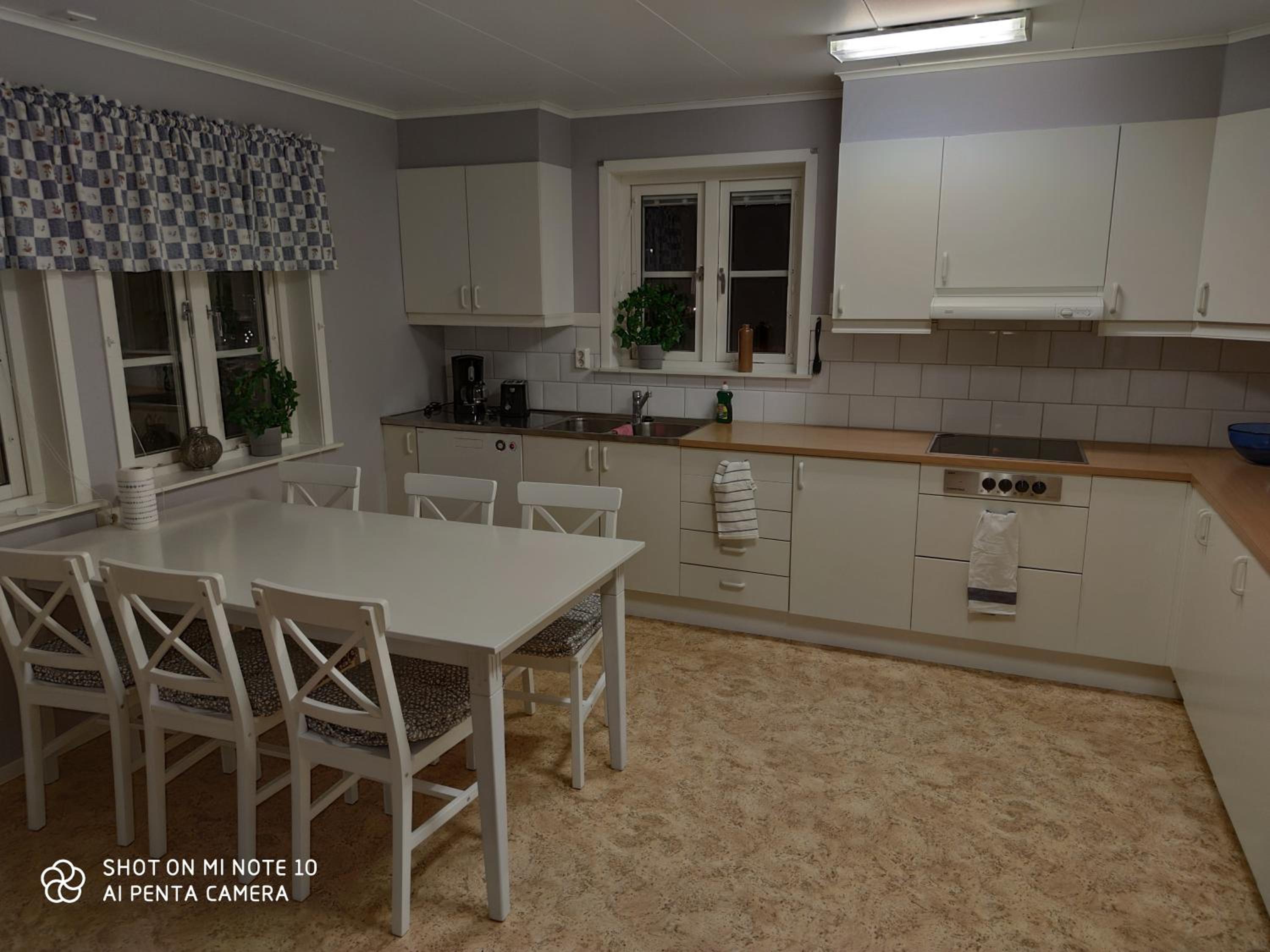 Five-Bedroom House photo 3