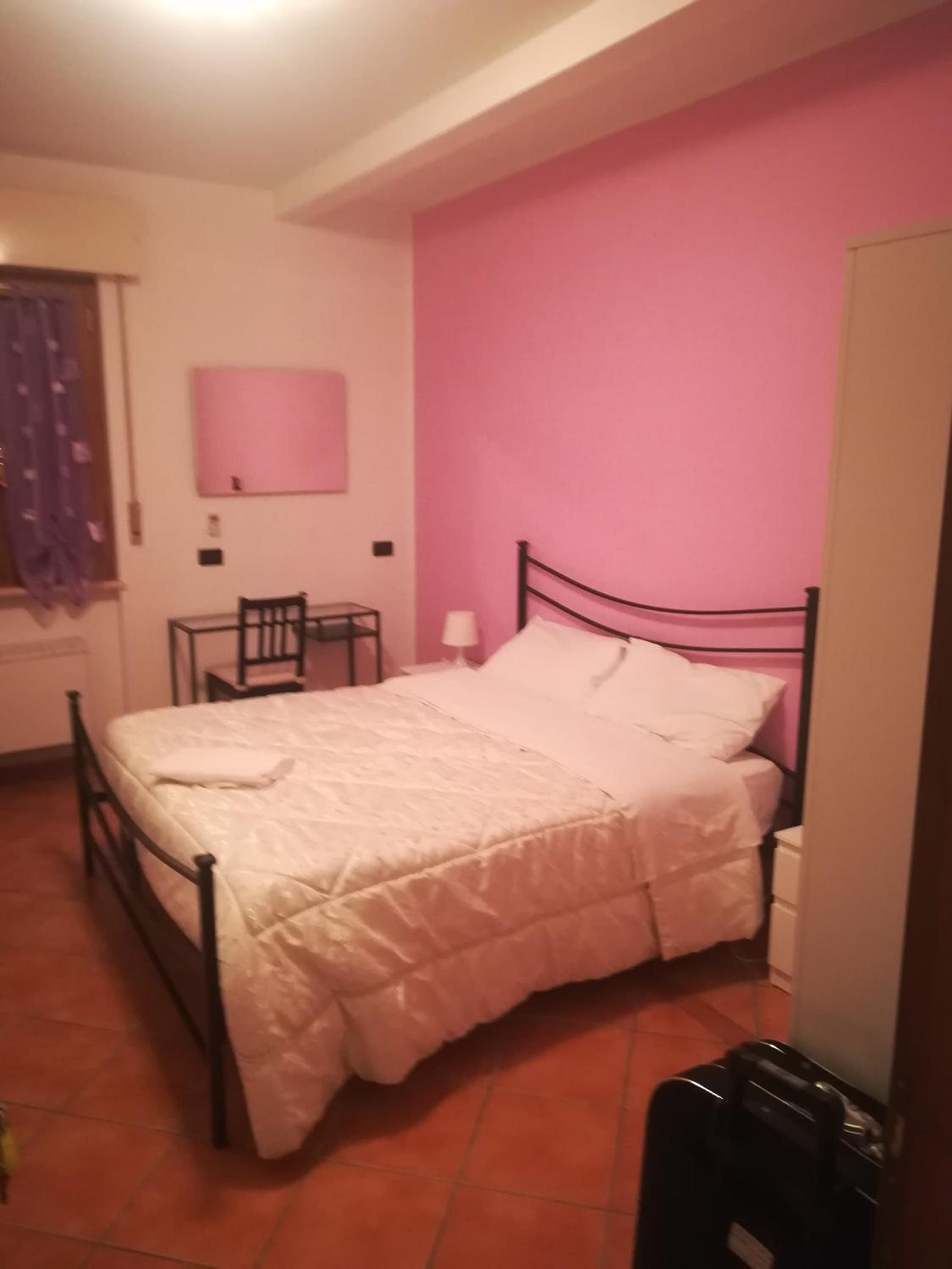 Small Double Room - Photo 5