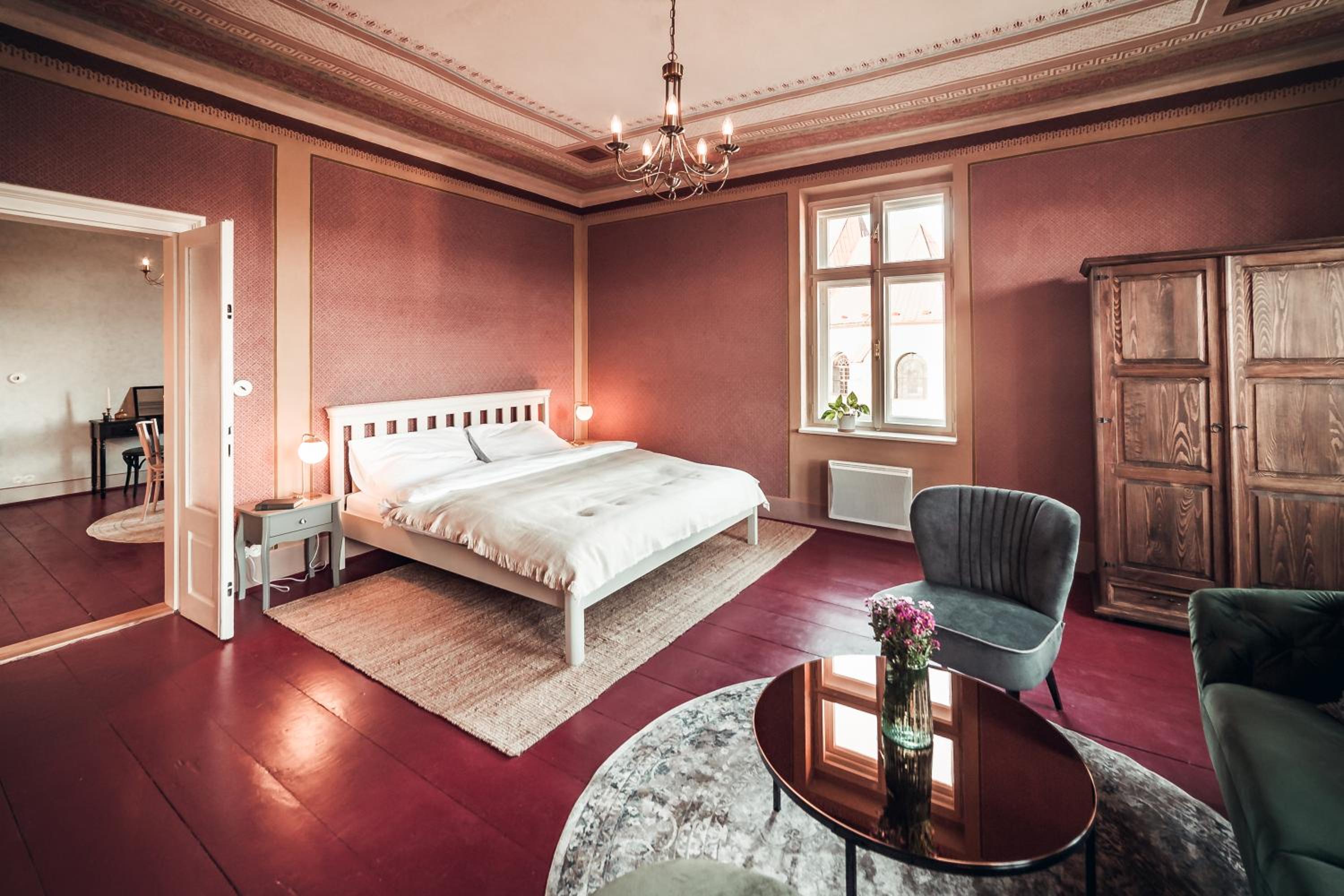 Executive Suite - Photo 1
