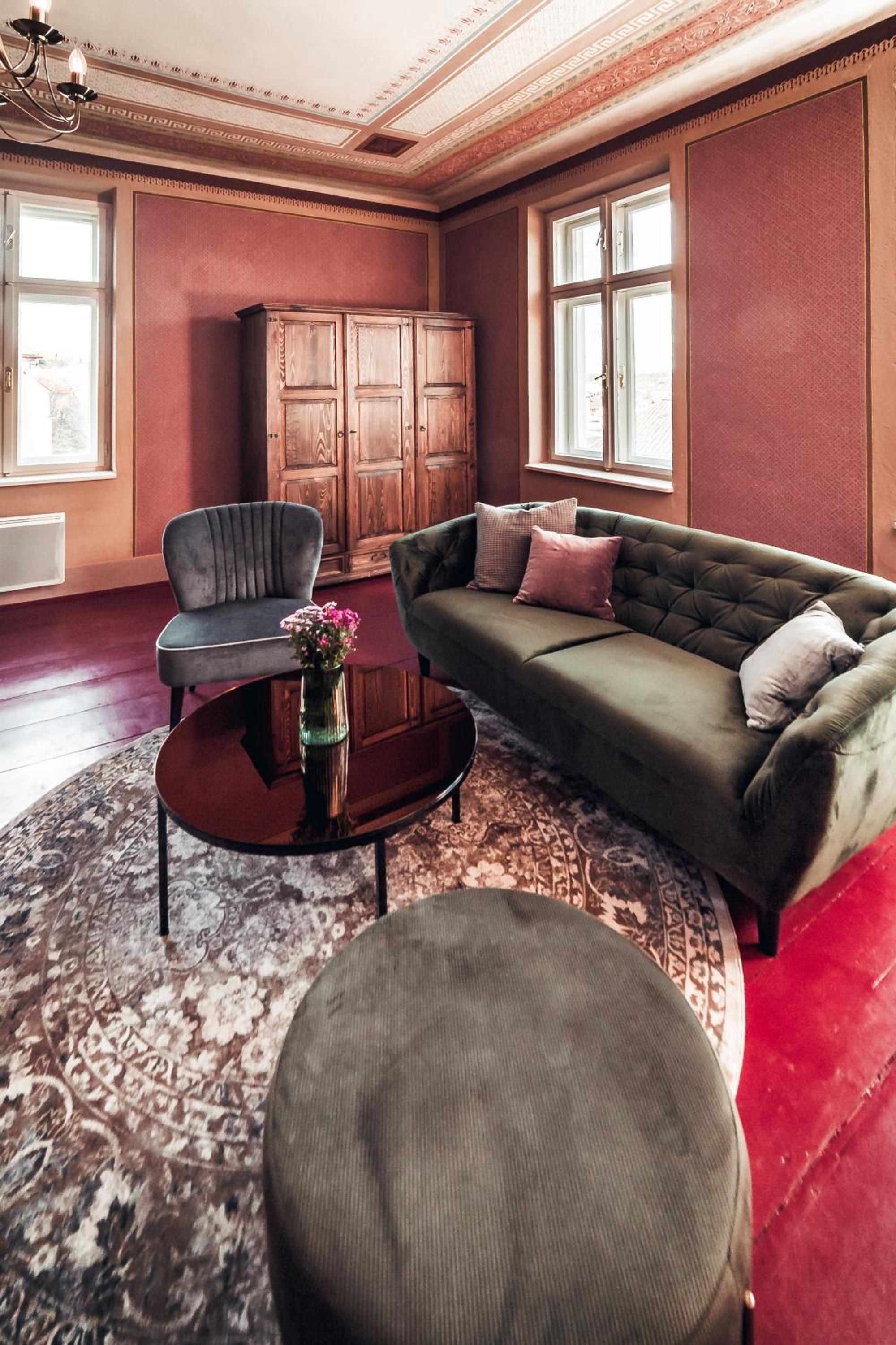 Executive Suite - Photo 27