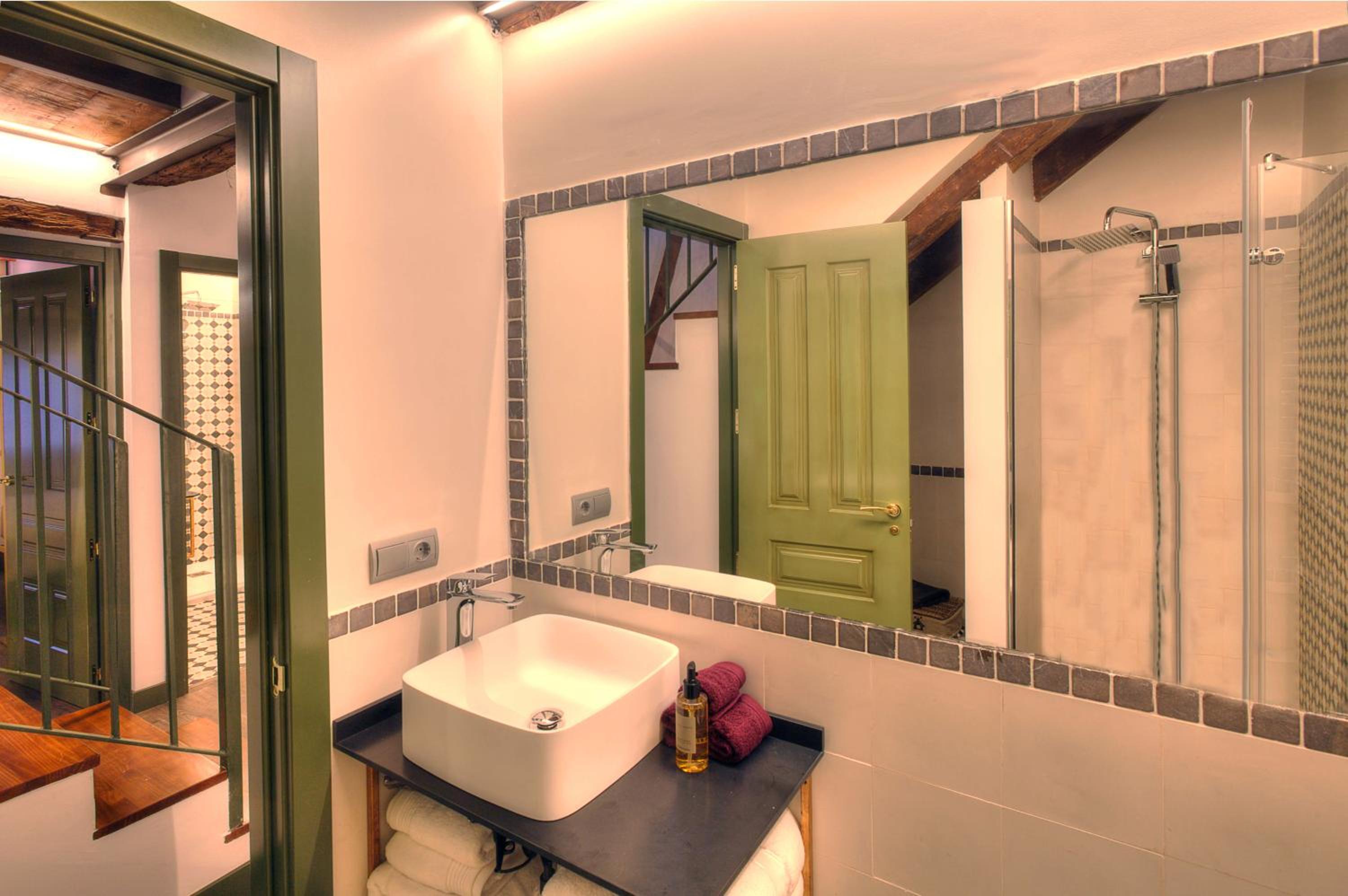 Apartment with Terrace - Photo 9