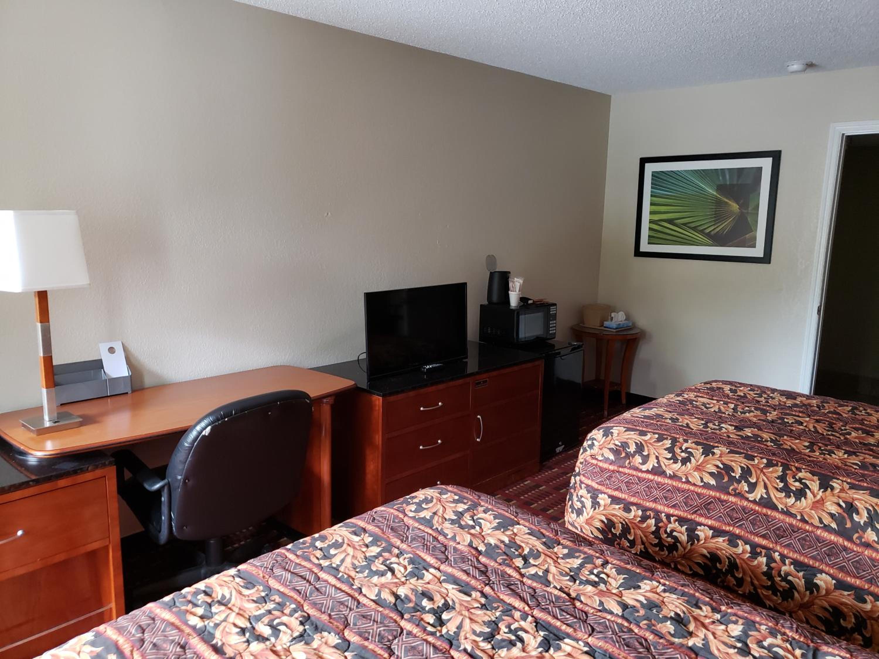Queen Room With Two Queen Beds - Smoking photo 3
