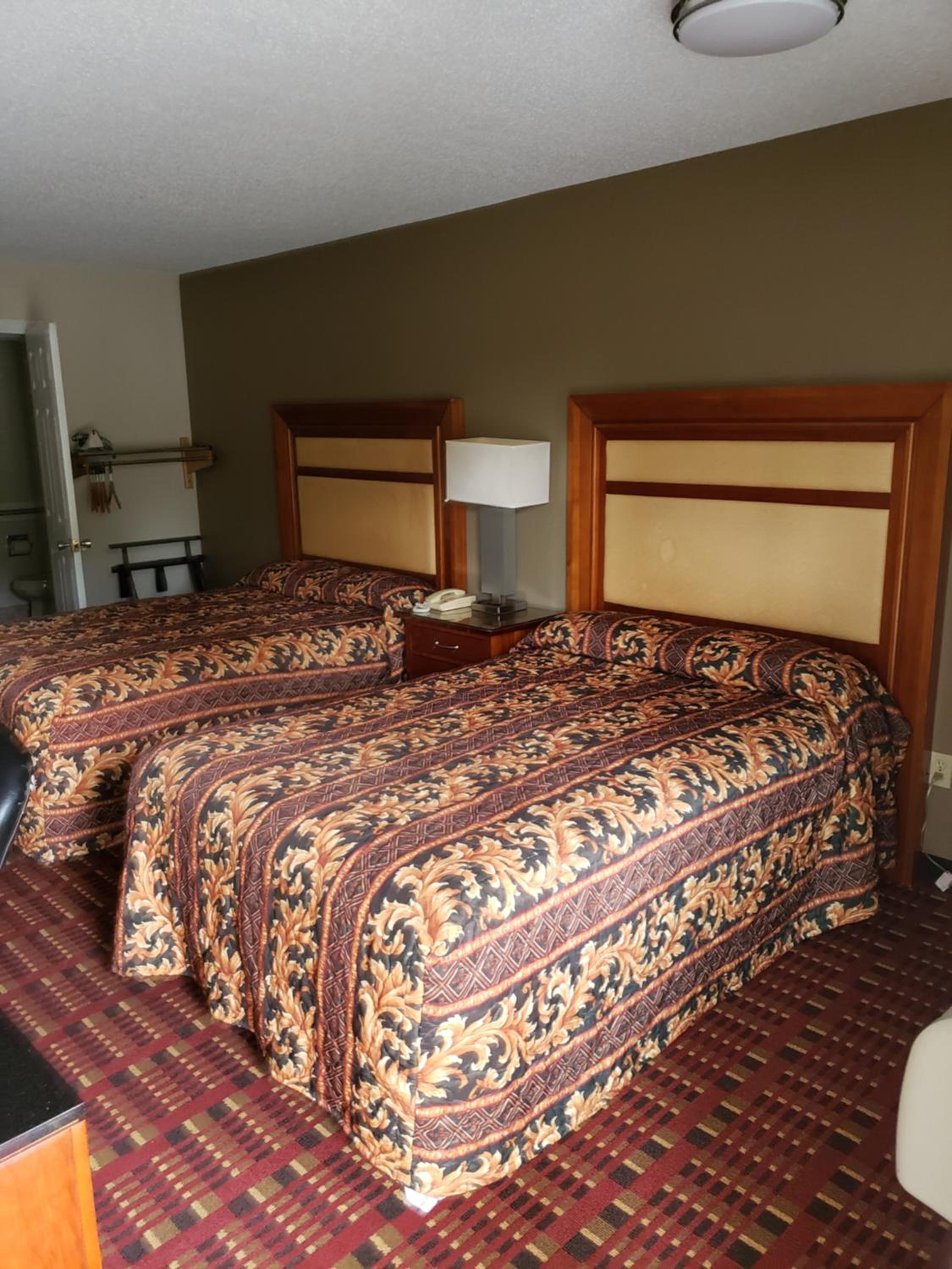Queen Room With Two Queen Beds - Smoking photo 2