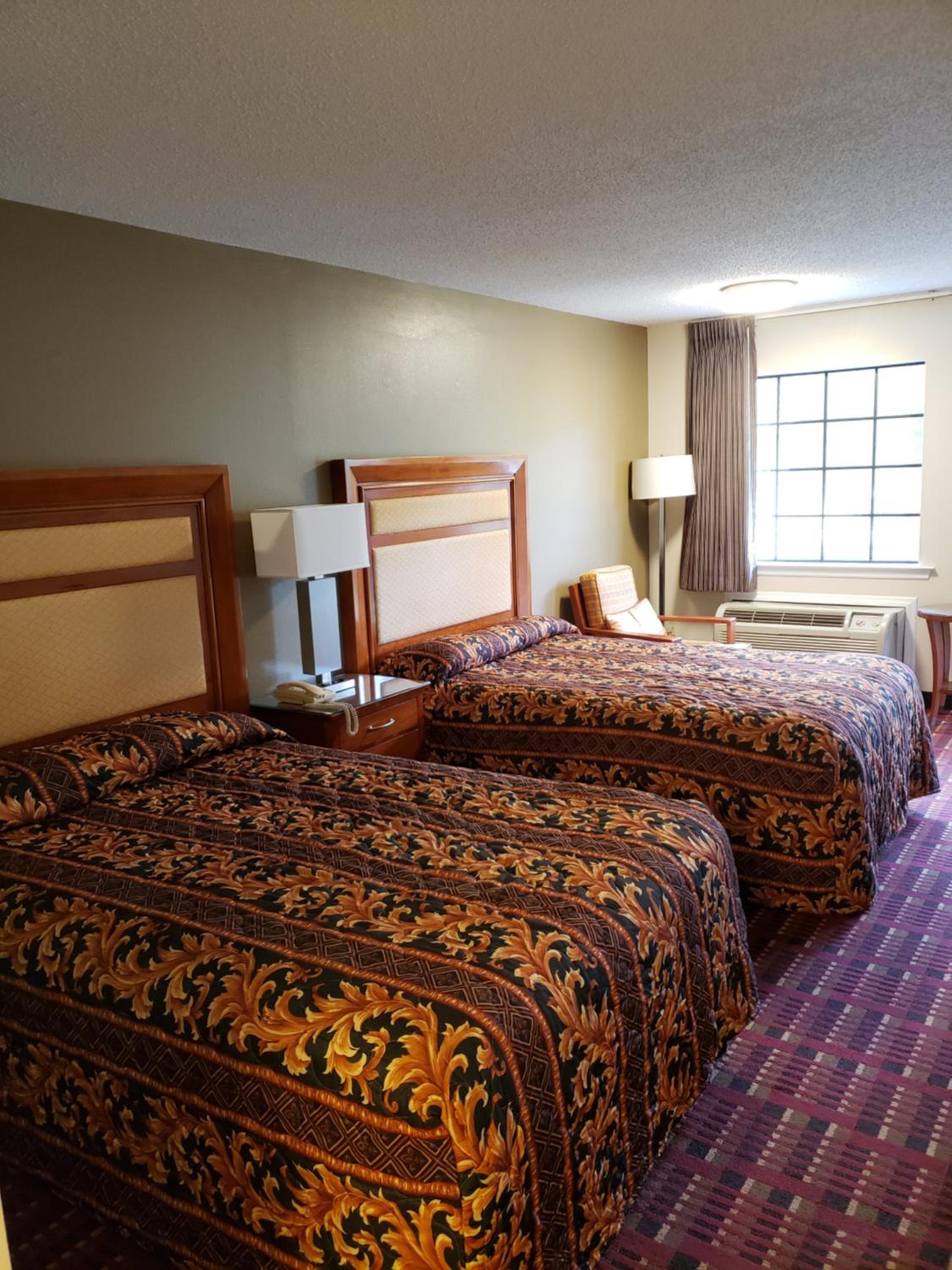 Queen Room With Two Queen Beds - Non-Smoking photo 3