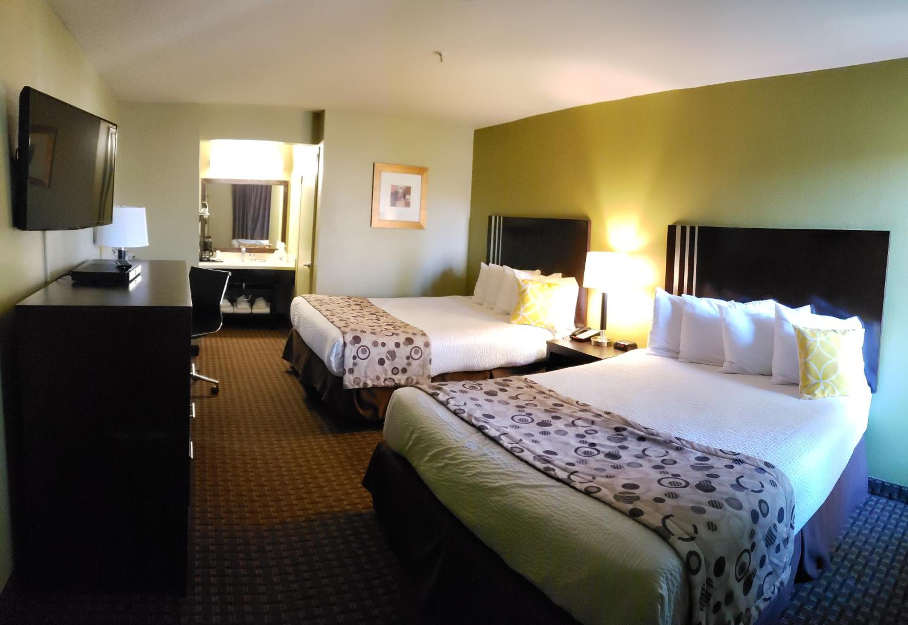 Queen Room with Two Queen Beds - Photo 12